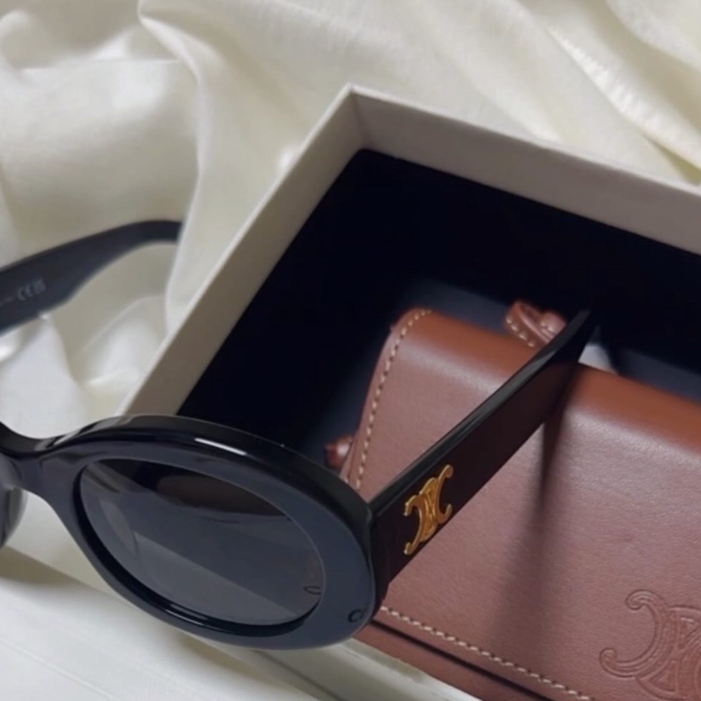 (W) Celine Triomphe 01 Sunglasses in Acetate Black 착용 스타일
