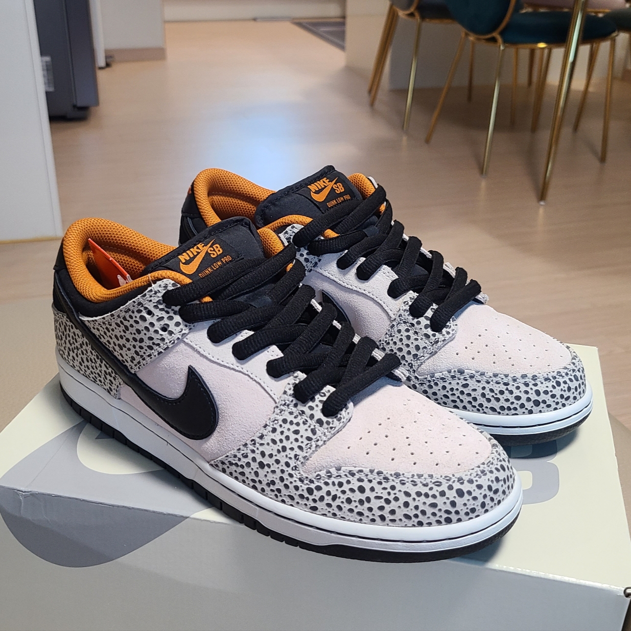 Nike SB Dunk Low Pro Electric Phantom and Black 착용 스타일 - 1
