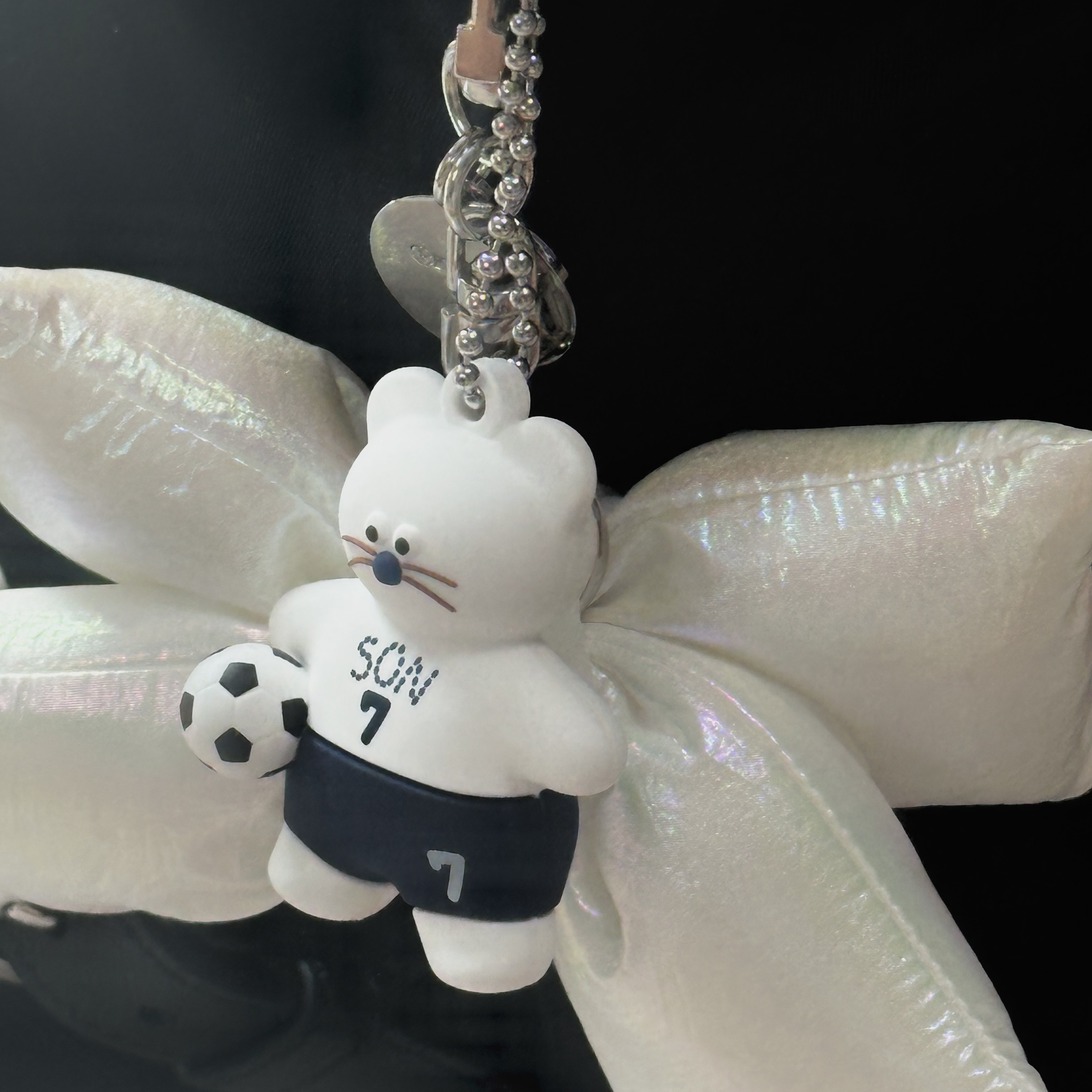[KREAM 단독] Bloomingtale Padded Ribbon Keyring White, Prada Re-Nylon Medium Backpack Black 착용 스타일 - 2