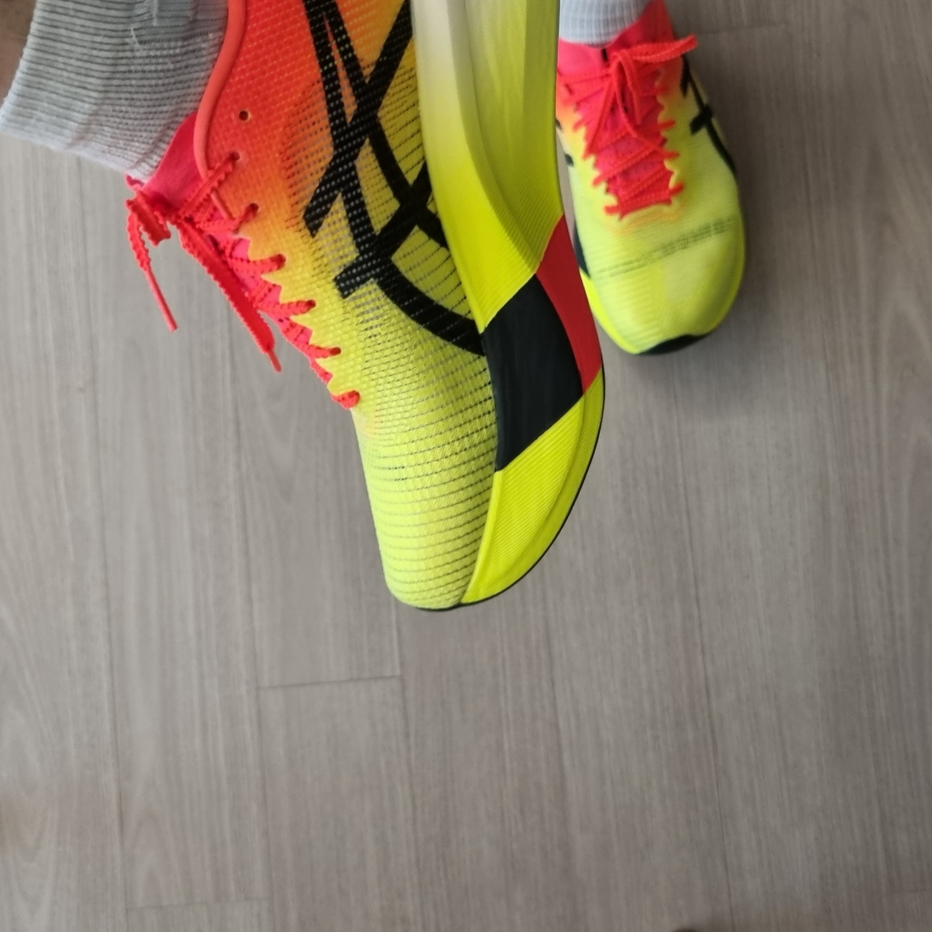 Asics Metaspeed Edge Paris Safety Yellow Black 착용 스타일 - 2