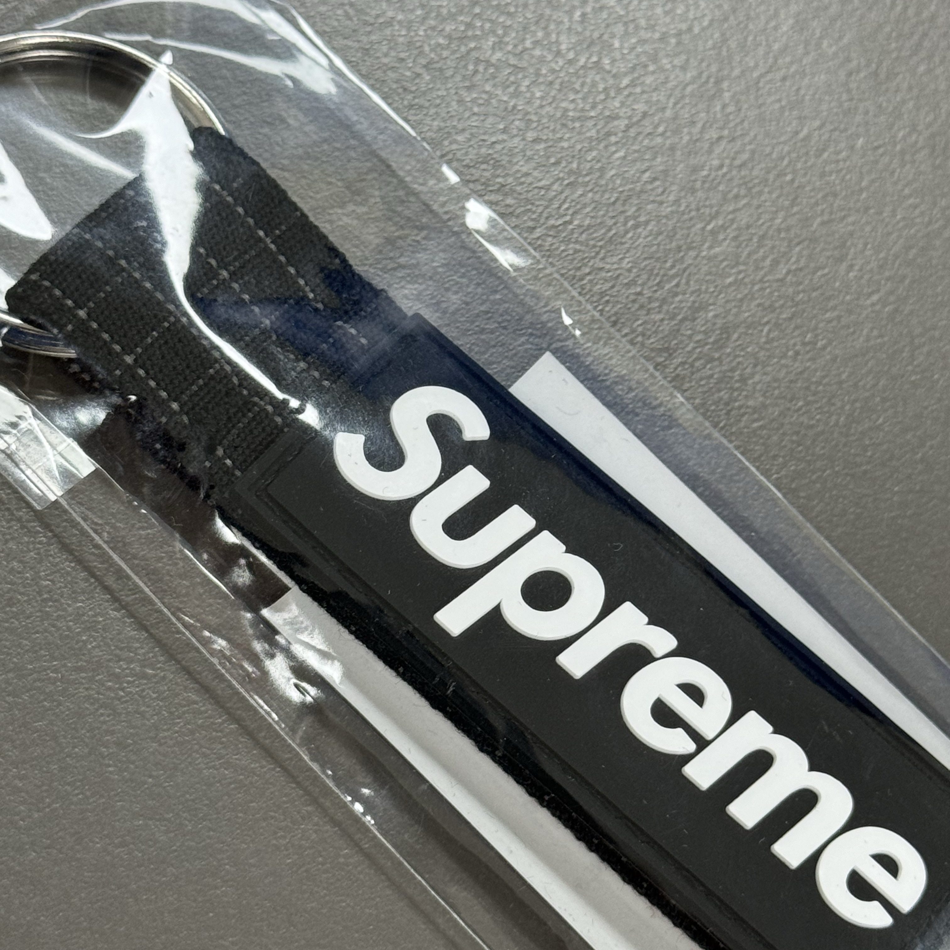 Supreme Ripstop Keychain Black - 24SS 착용 스타일