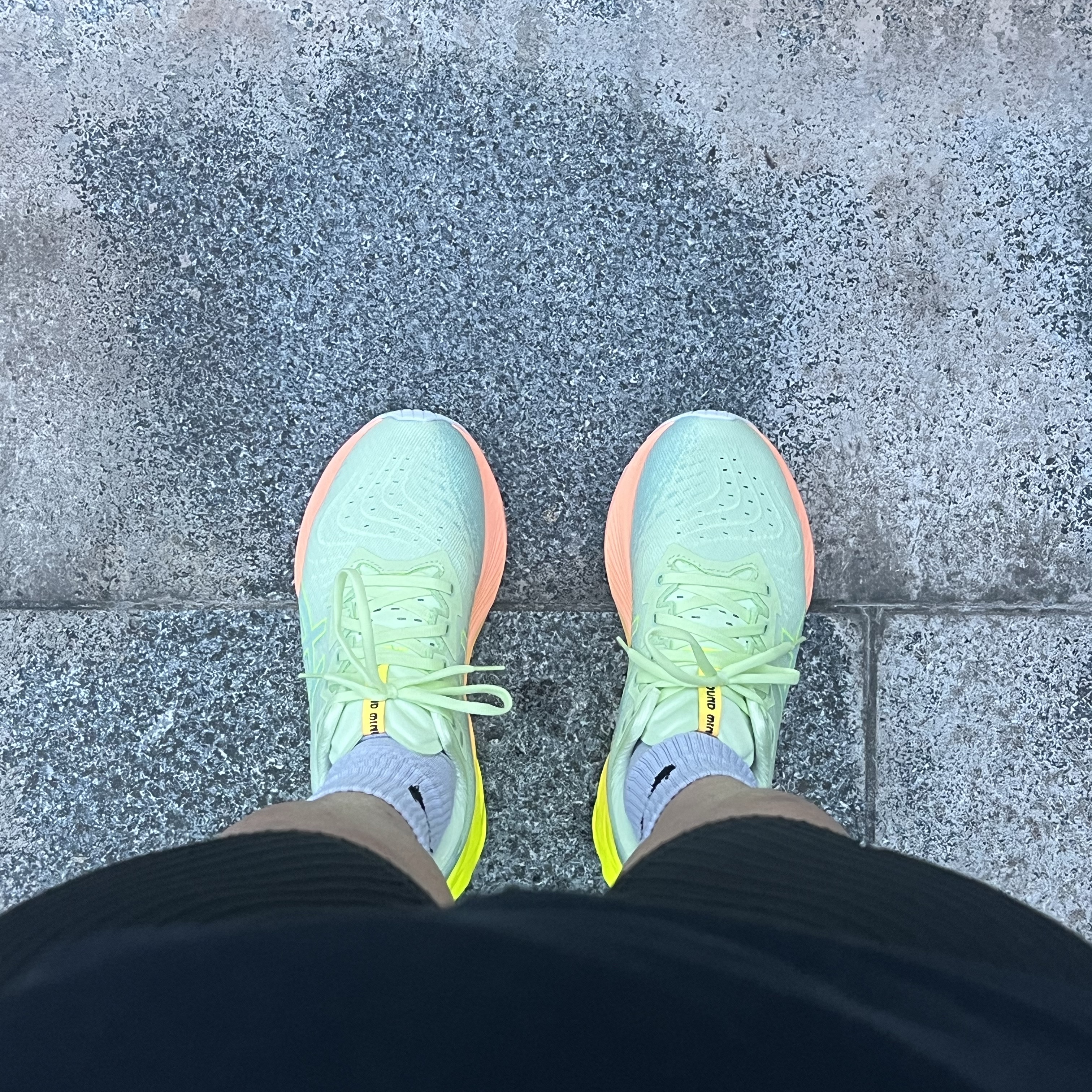 Asics Novablast 4 Cool Matcha Safety Yellow 착용 스타일