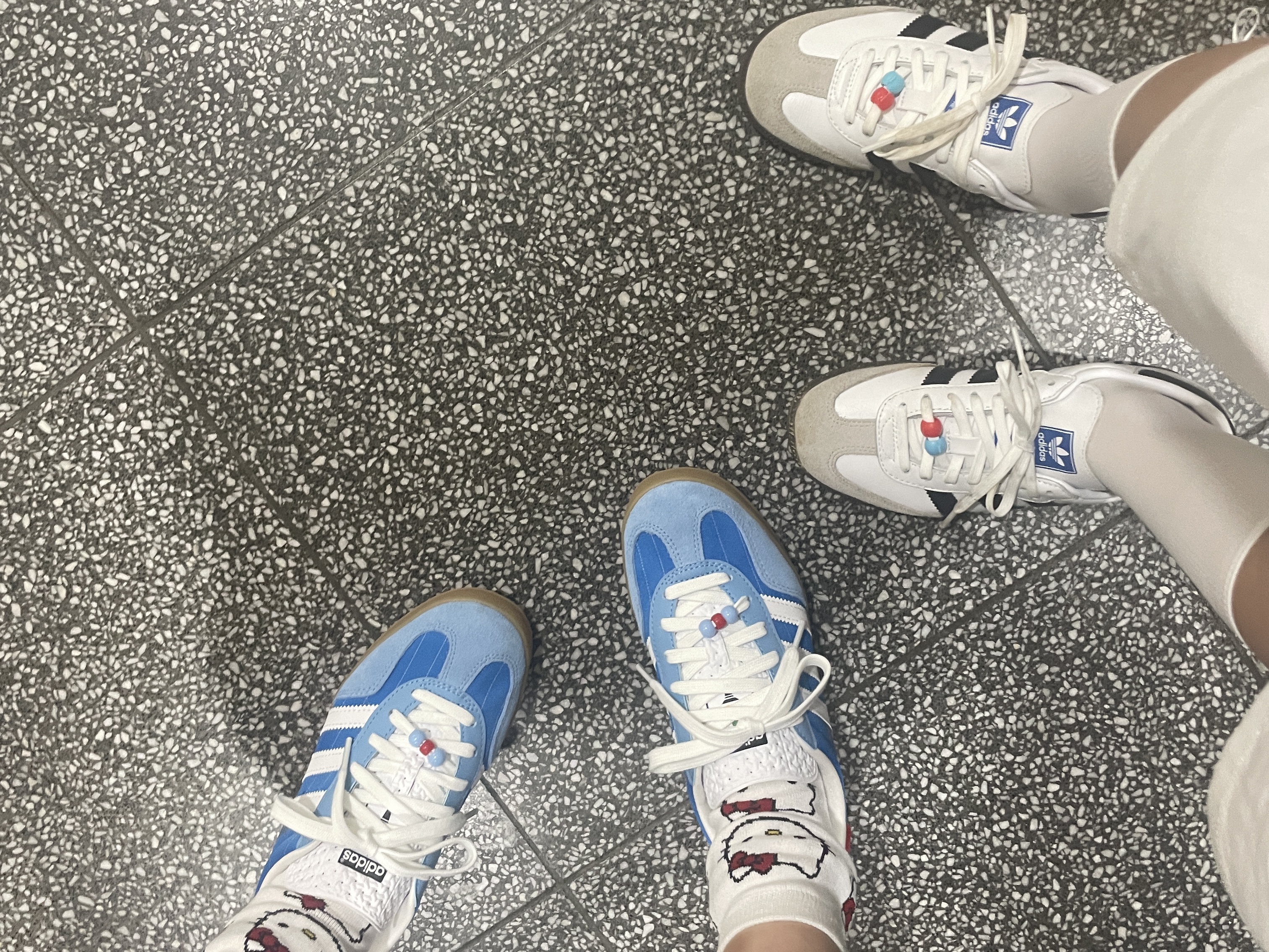 Adidas Gazelle Indoor Bright Blue Cloud White, Adidas Samba Classic Cloud White 착용 스타일
