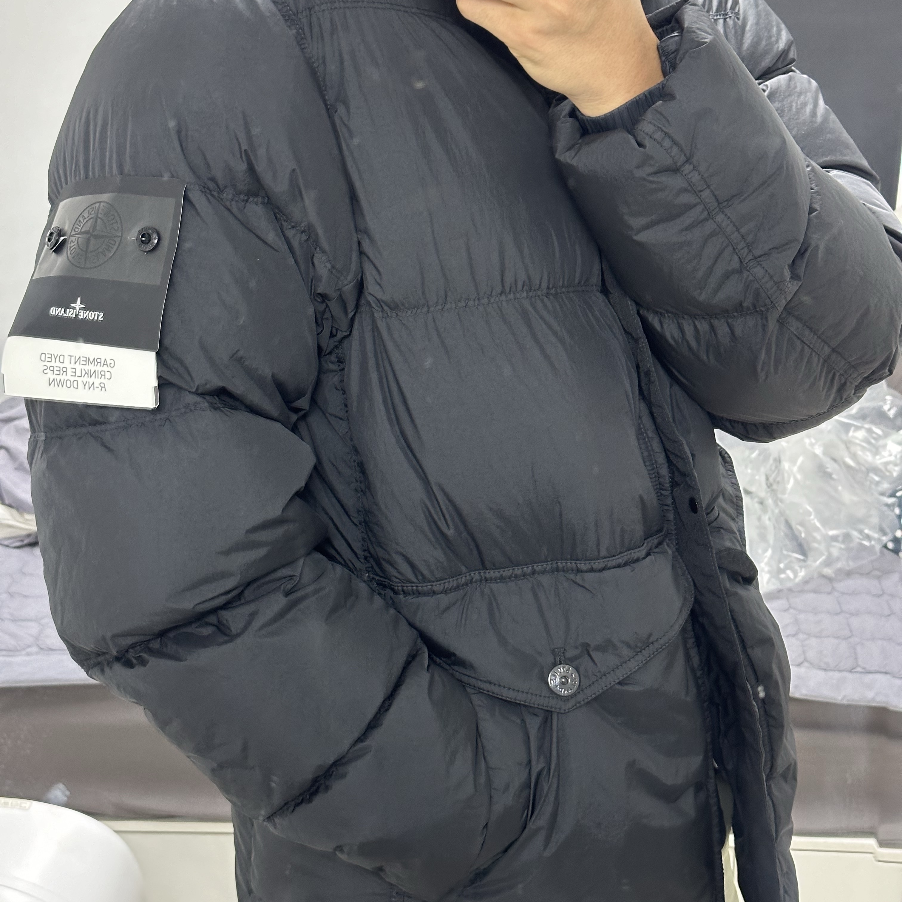 Stone Island 40723 Crinkle Reps Hooded Down Jacket Black - 24FW 착용 스타일 - 2