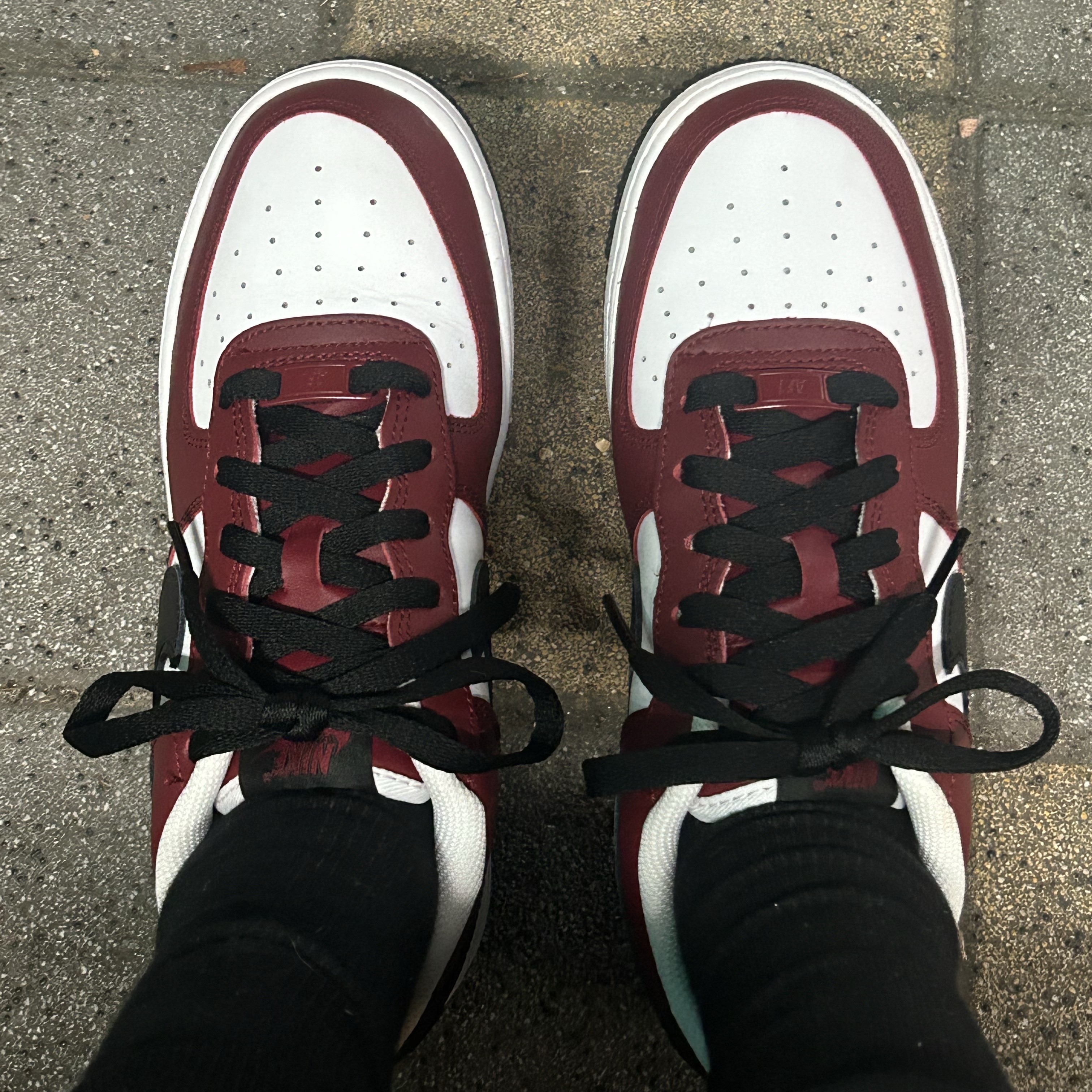 (GS) Nike Air Force 1 LV8 Team Red 착용 스타일 - 1