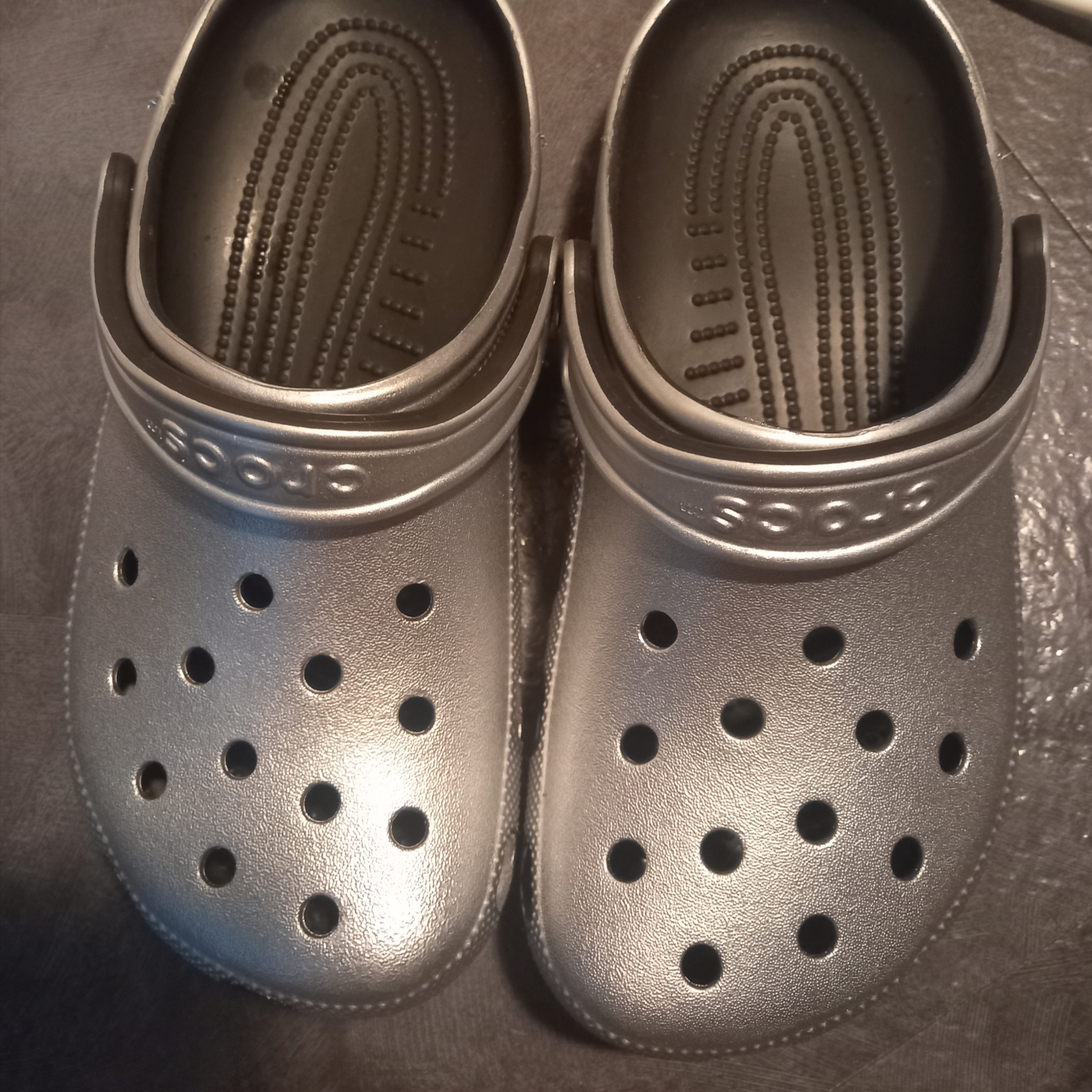Crocs Classic Metallic Clog Silver 착용 스타일