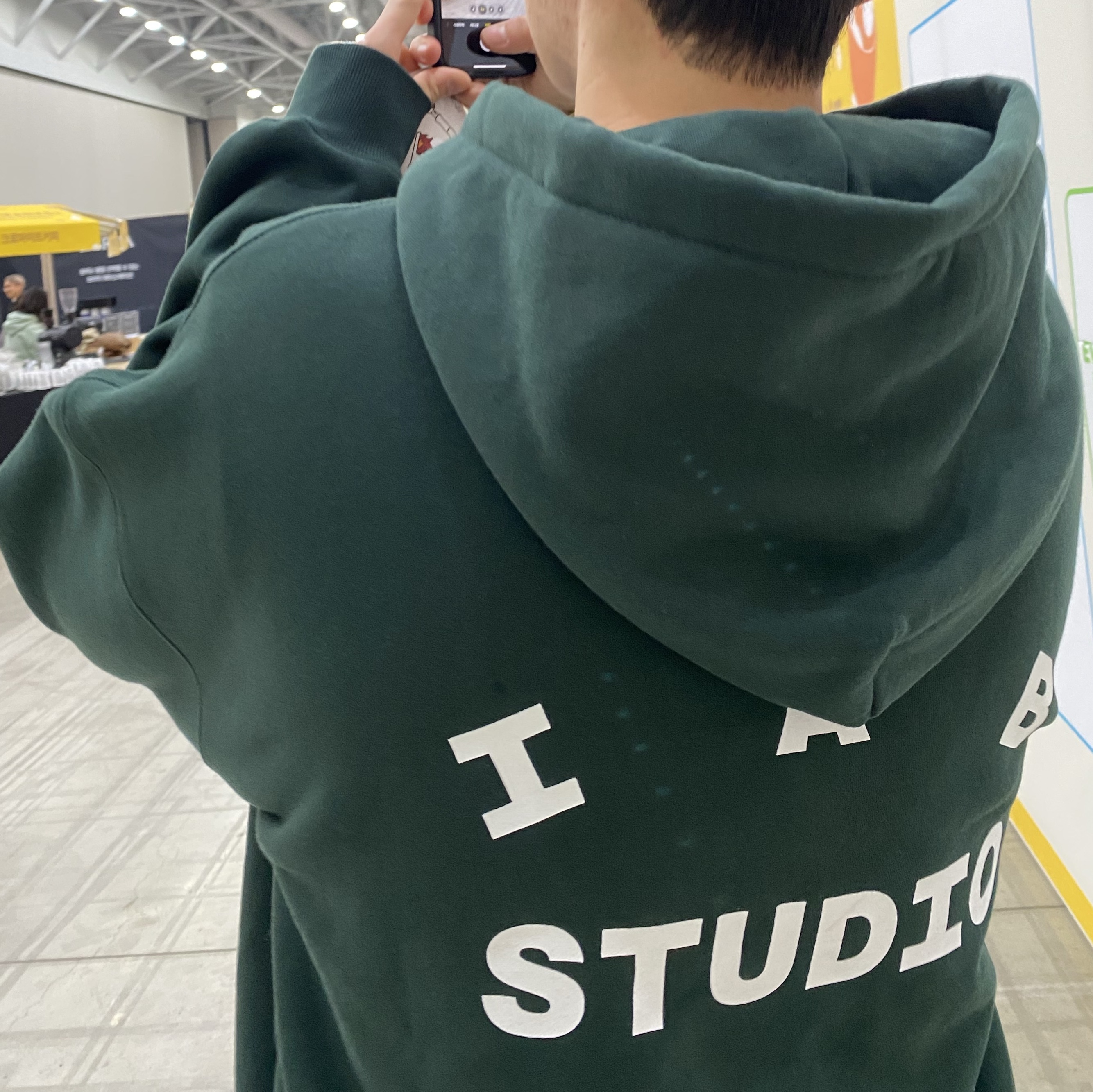 IAB Studio Hoodie Deep Green 착용 스타일