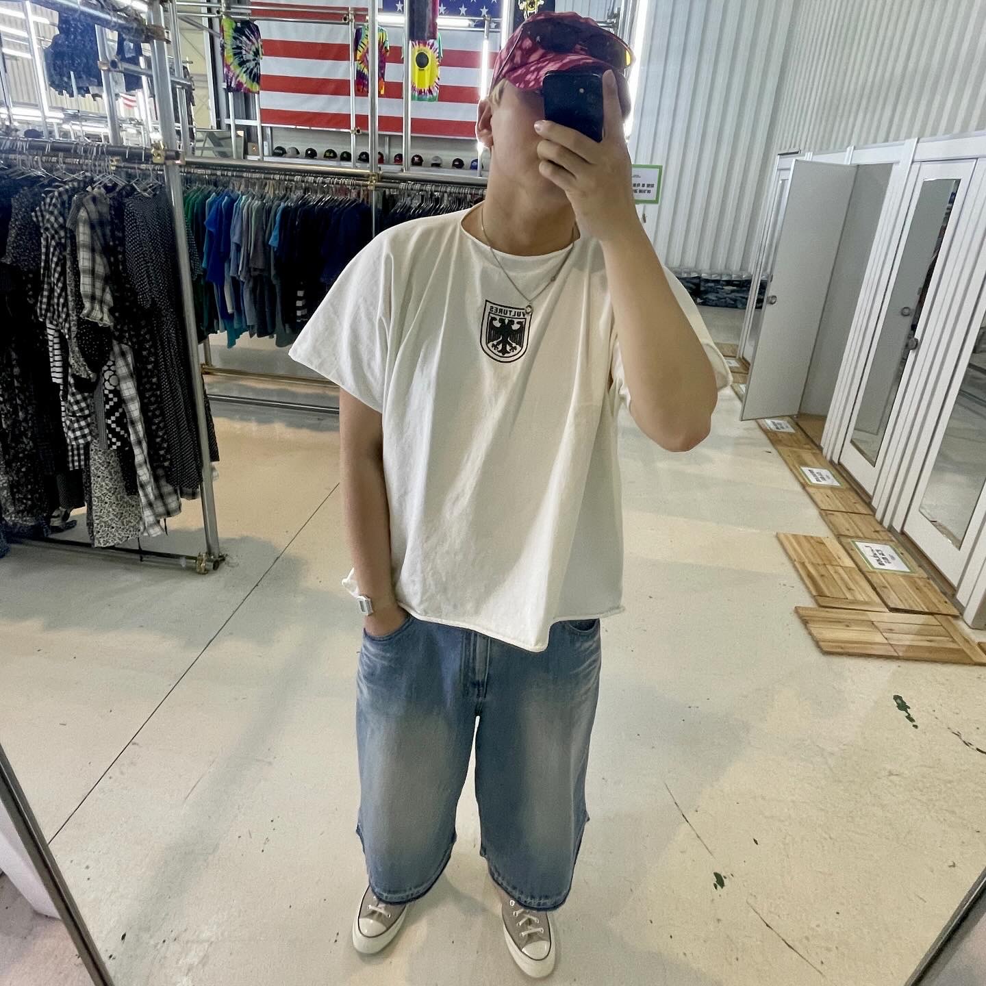 Yeezy Vultures Box T-Shirt White 착용 스타일