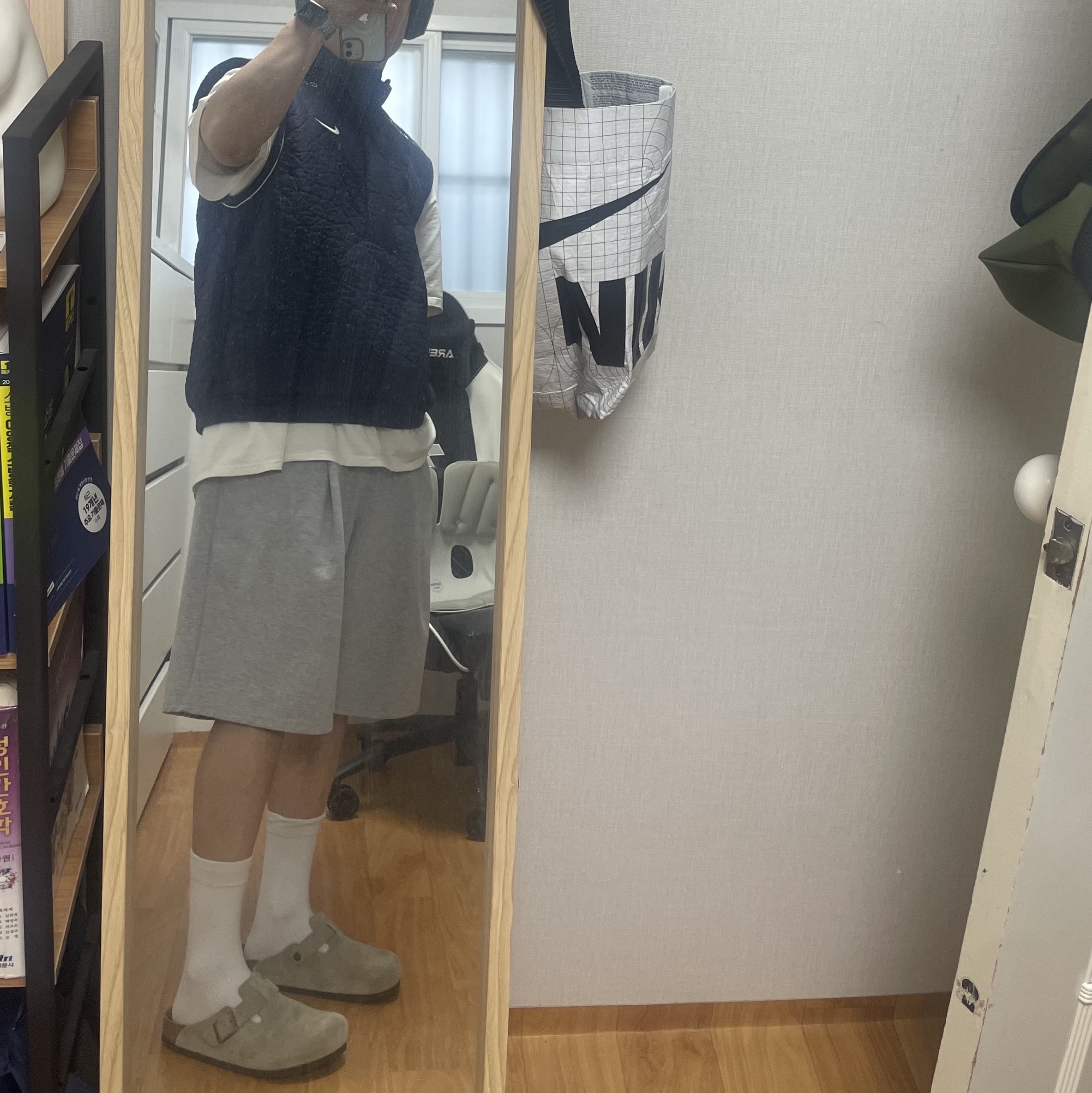 Nike x Cav Empt Vest Navy, Birkenstock Boston Soft Footbed Taupe - Regular 착용 스타일