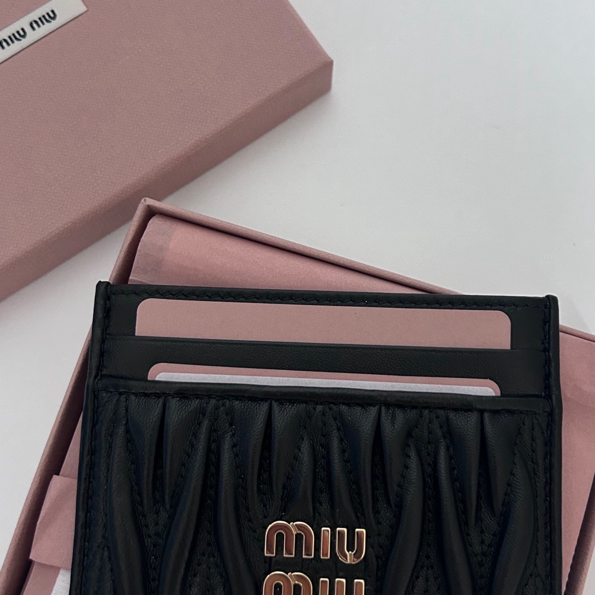 Miu Miu Matelasse Nappa Leather Card Holder Black 착용 스타일