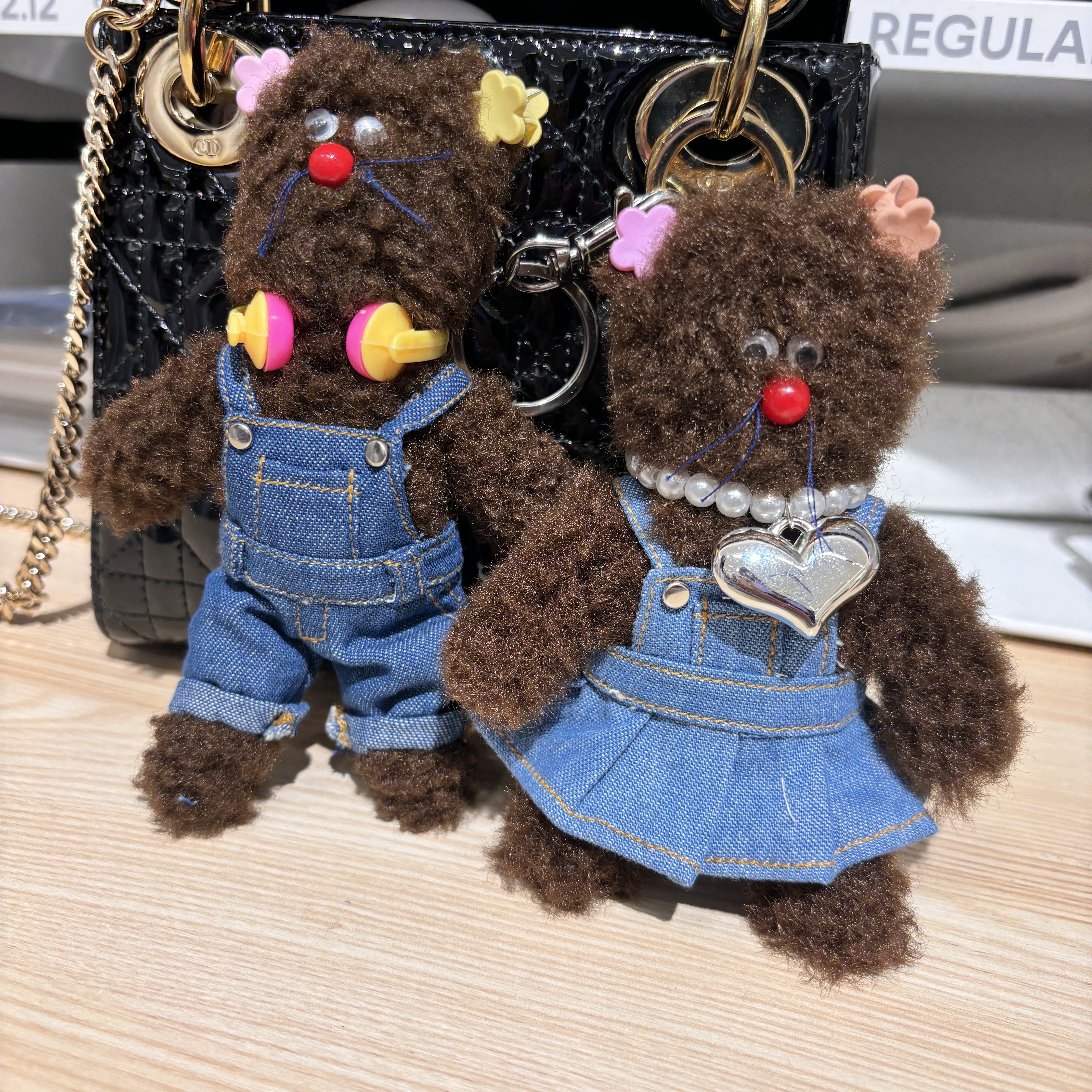 Monamhee Bred Keyring with Pink Pants Brown 착용 스타일