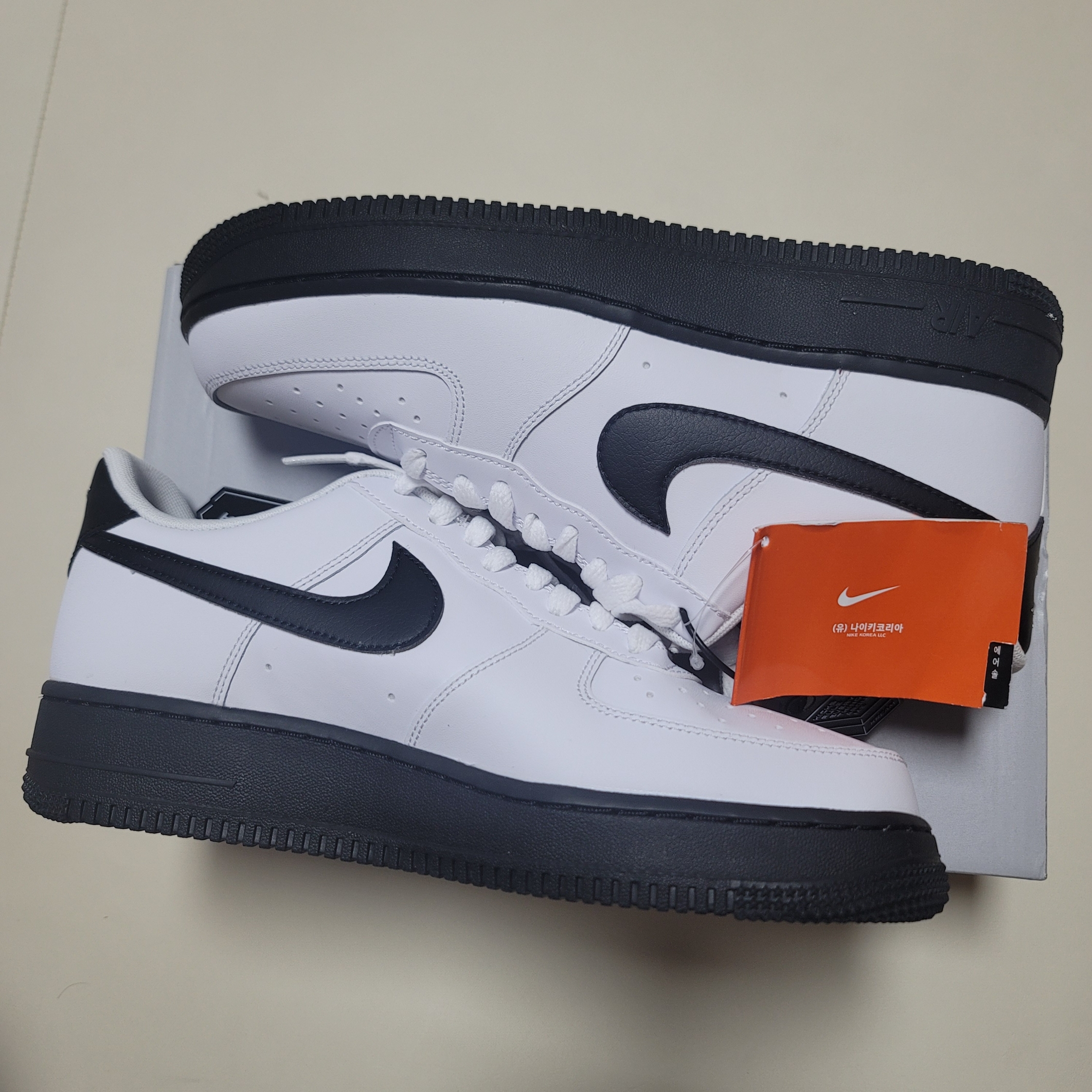 Nike Air Force 1 Low White Black Midsole 착용 스타일 - 1