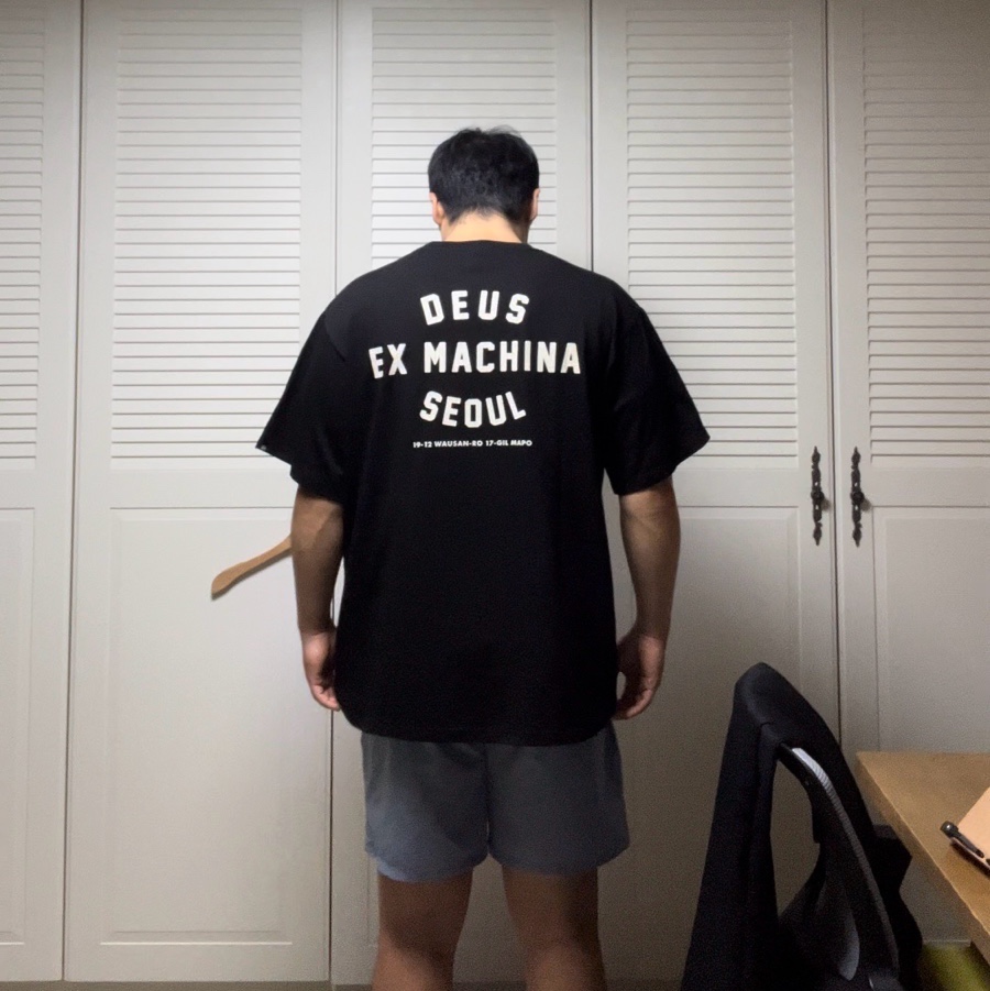 Deus Ex Machina Seoul College T-Shirt Black 착용 스타일 - 3