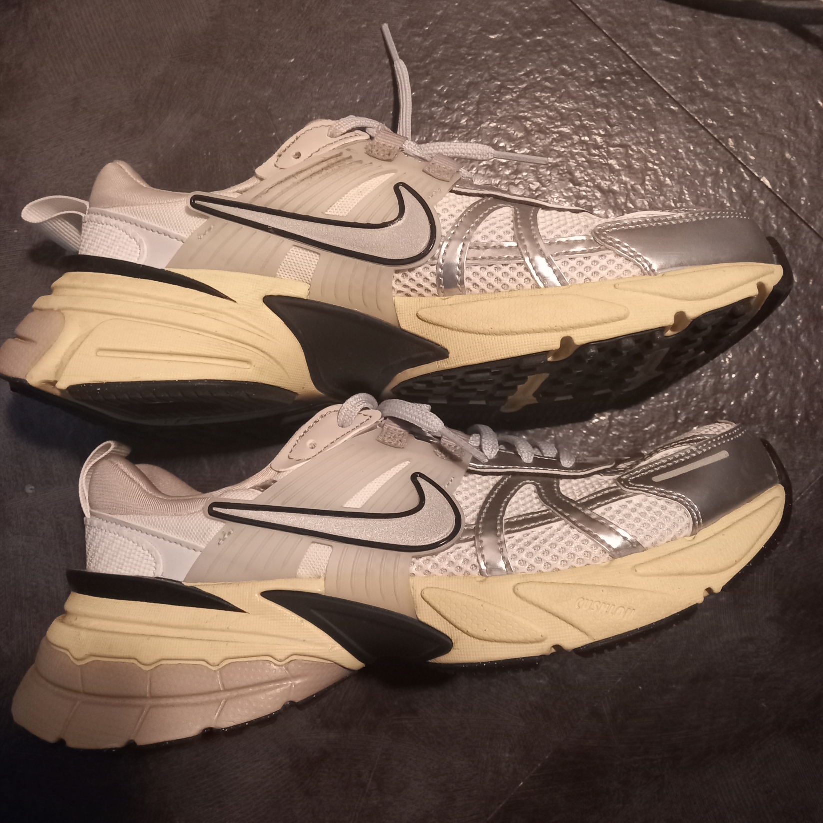 Nike V2K Run Summit White Metallic Silver 착용 스타일