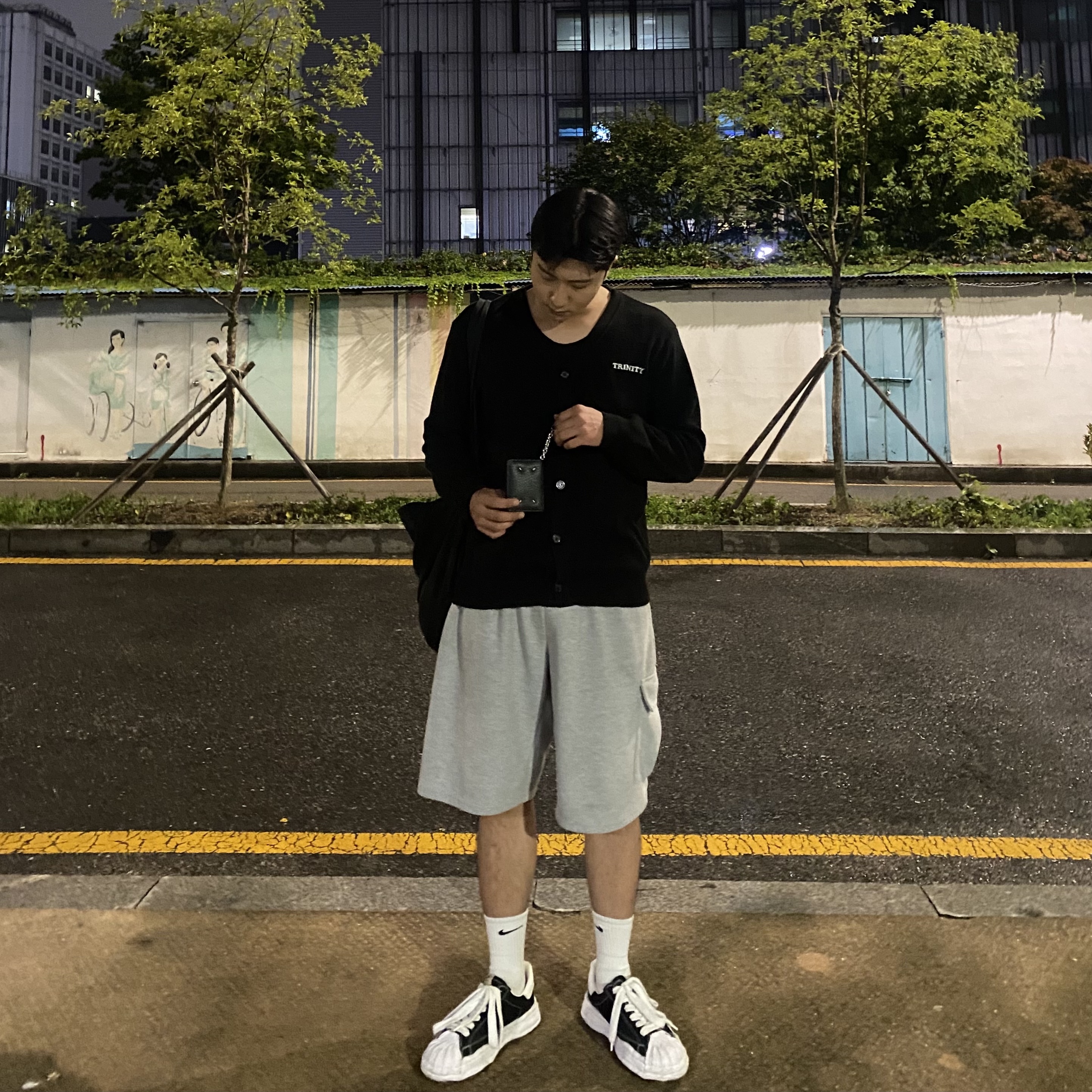 Maison Mihara Yasuhiro Blakey OG Sole Canvas Low-top Sneakers Black White, Maison Margiela Keyring Wallet Black 착용 스타일 - 1