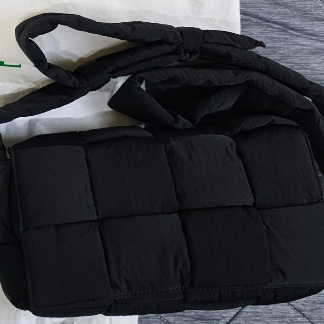 Bottega Veneta Padded Tech Cassette Black 착용 스타일
