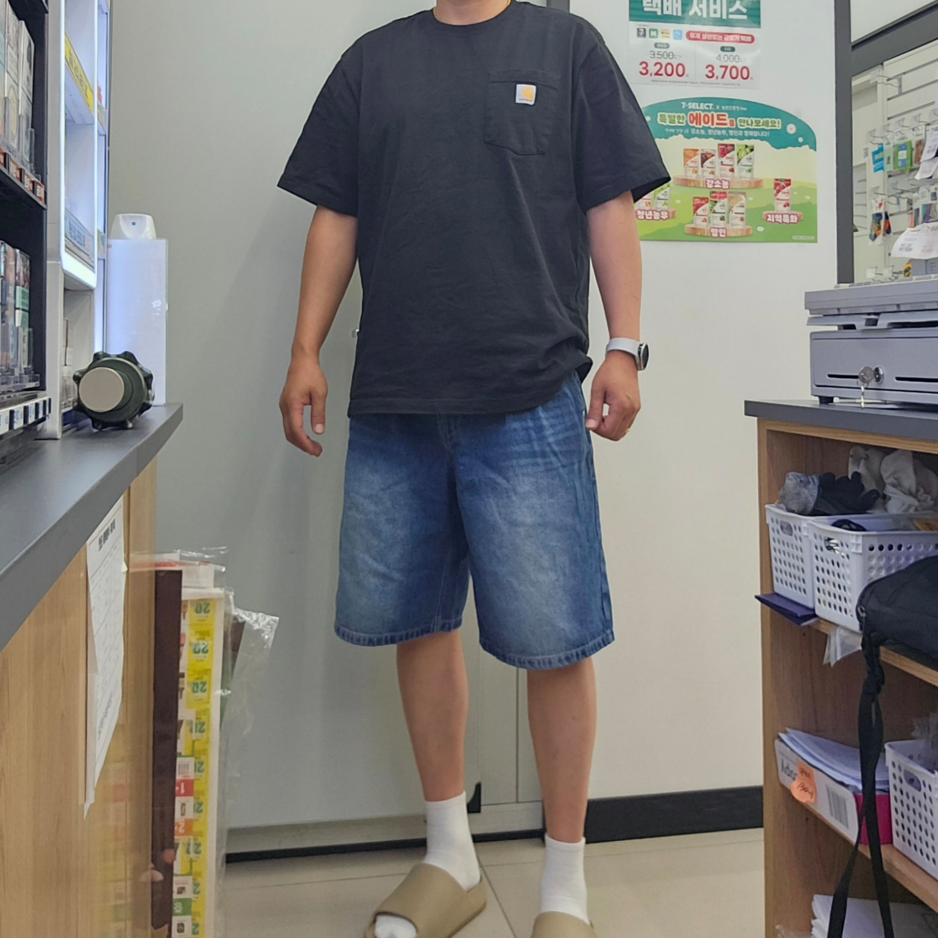Carhartt Loose Fit Heavyweight Regular Short Sleeve Pocket T-Shirt Black 착용 스타일
