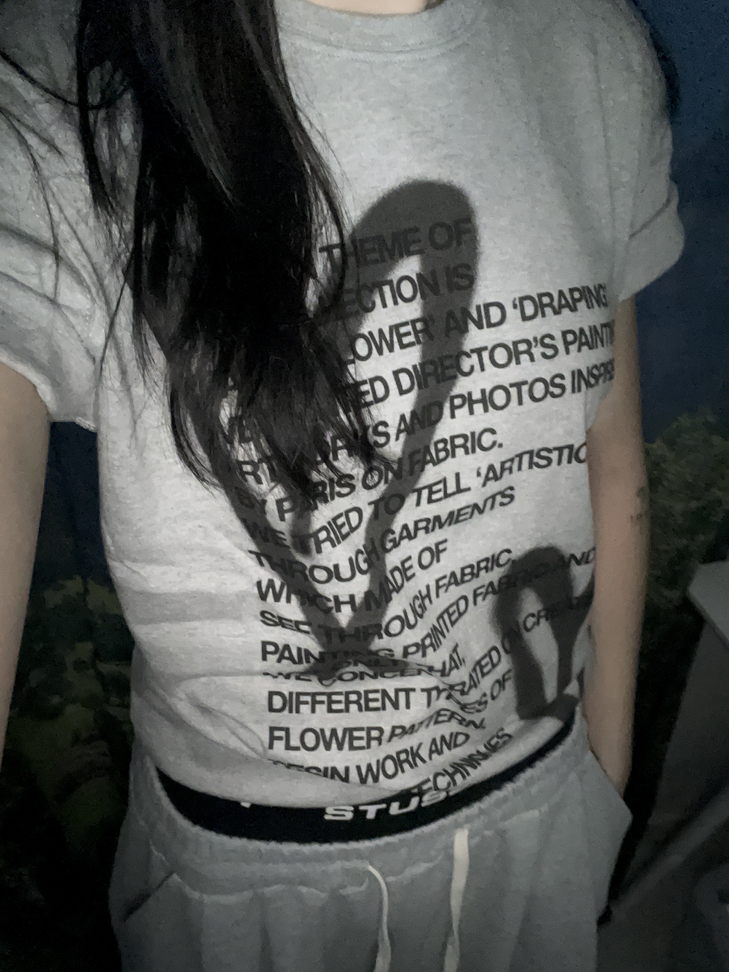 The Museum Visitor Heart Sprayed T-Shirt Grey 착용 스타일