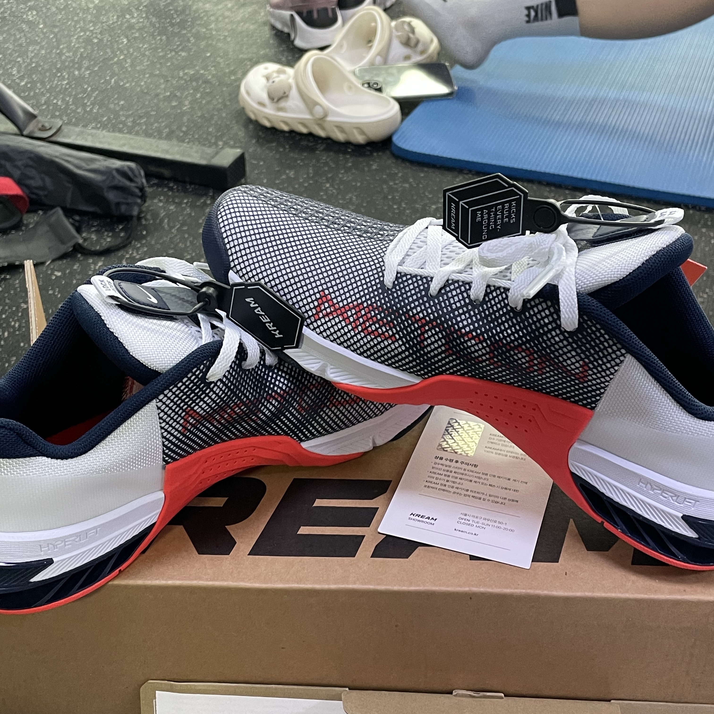 Nike Metcon 8 White Bright Crimson 착용 스타일
