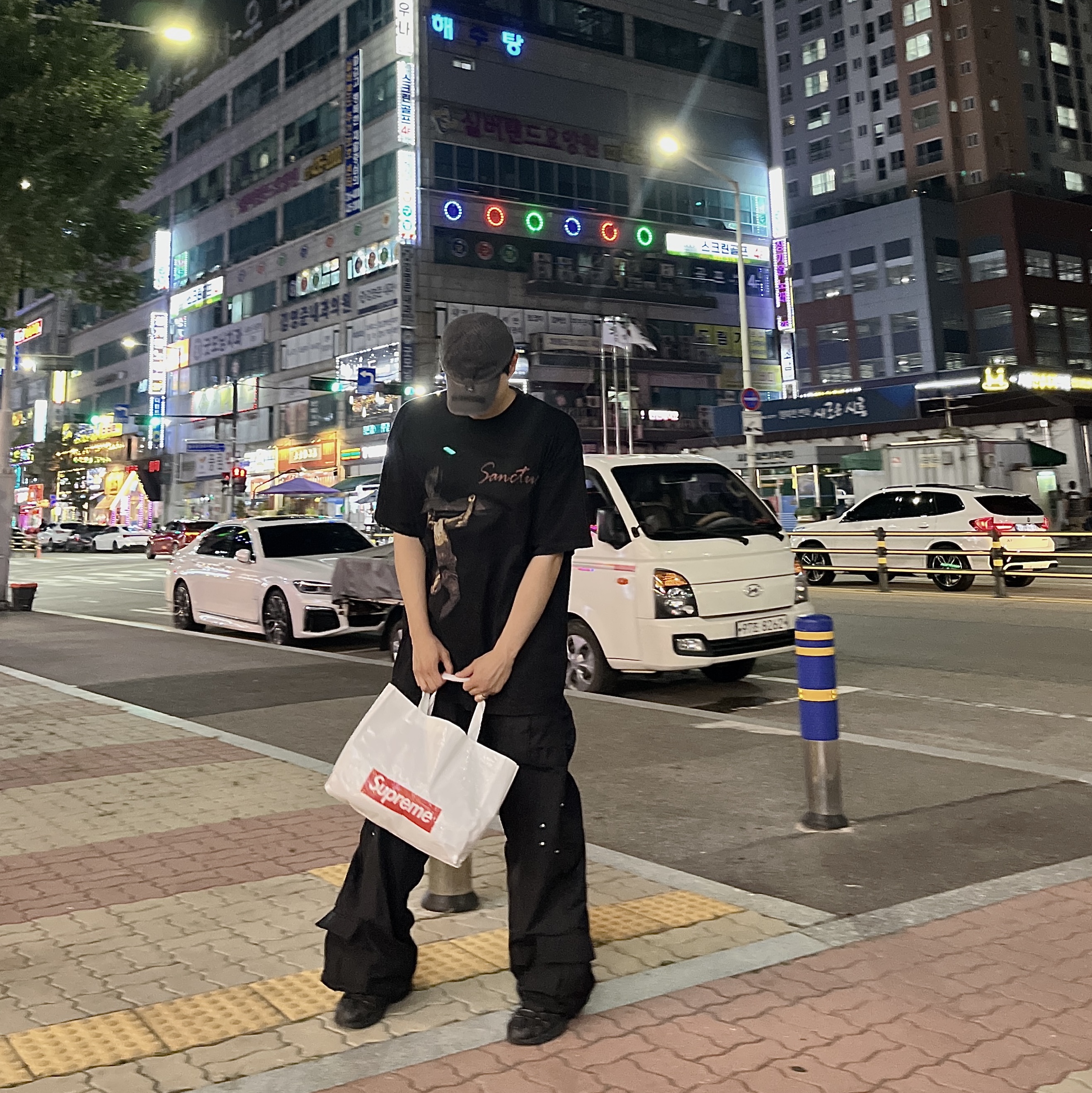 Jordan 1 x Travis Scott Retro High OG SP Mocha, Balenciaga Le Cagole XS Shoulder Bag with Piercing Black 착용 스타일 - 3
