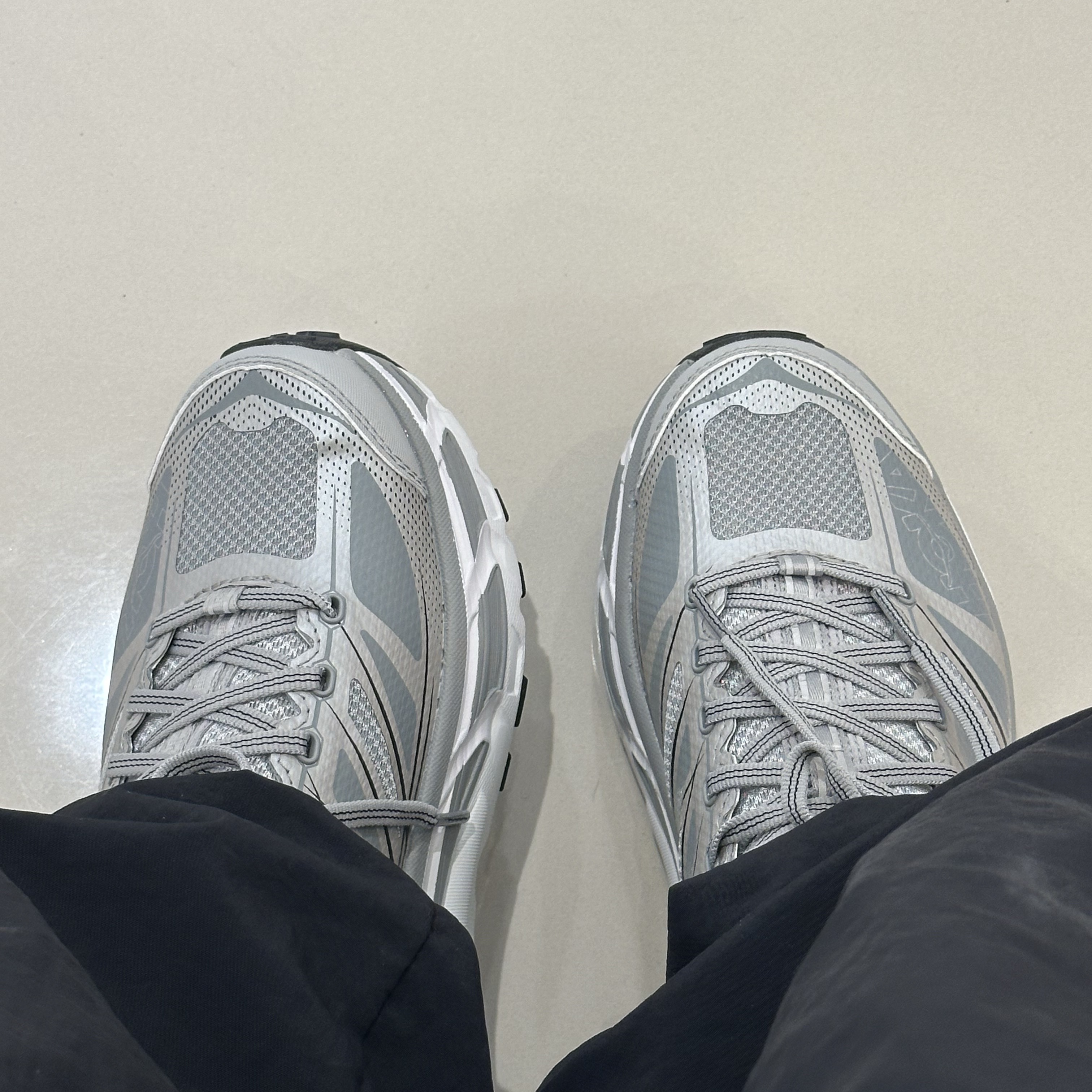 Hoka Mafate Speed 2 Stellar Grey Galactic Grey 착용 스타일