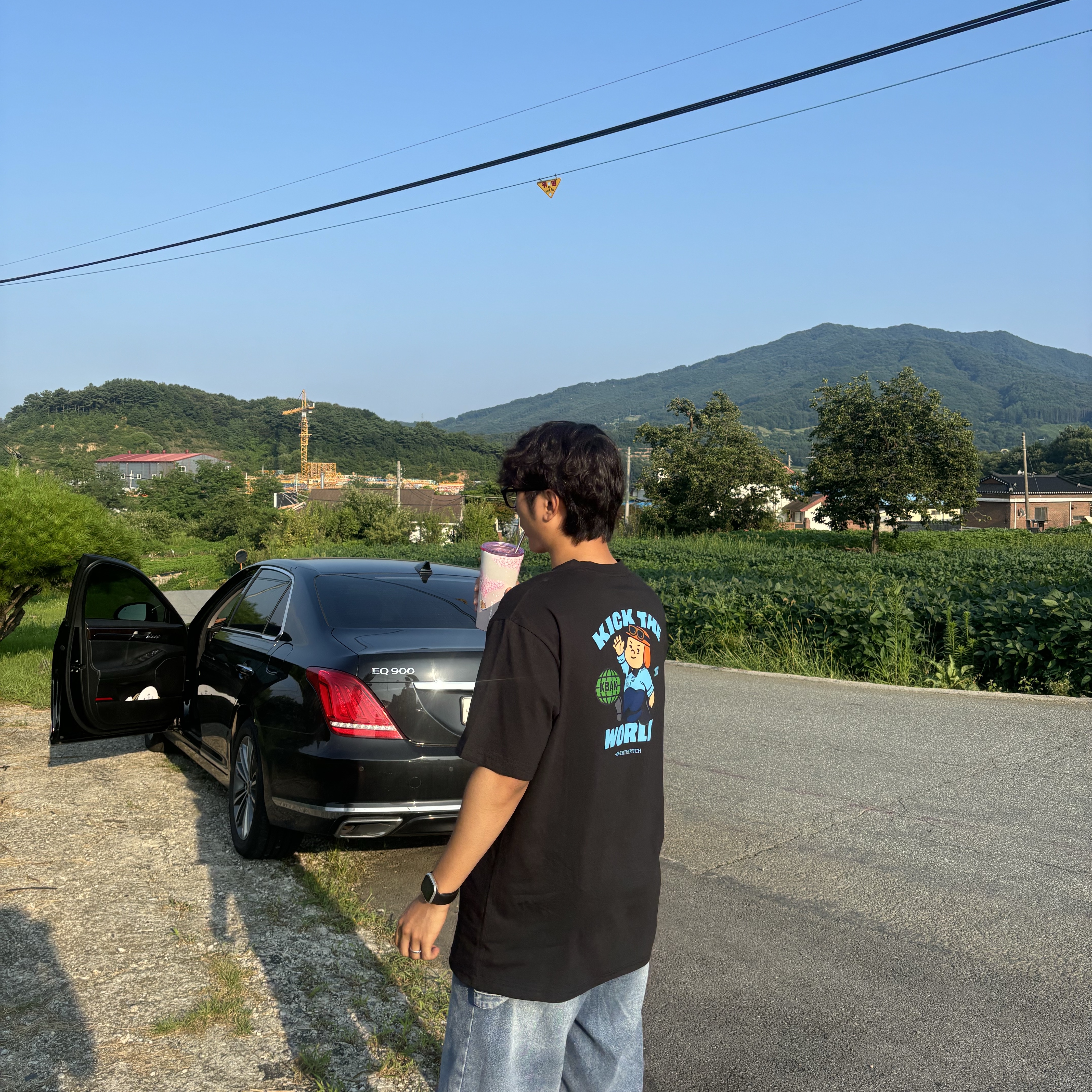 [예약 배송] Over The Pitch x KBAK T-Shirt Black 착용 스타일 - 1