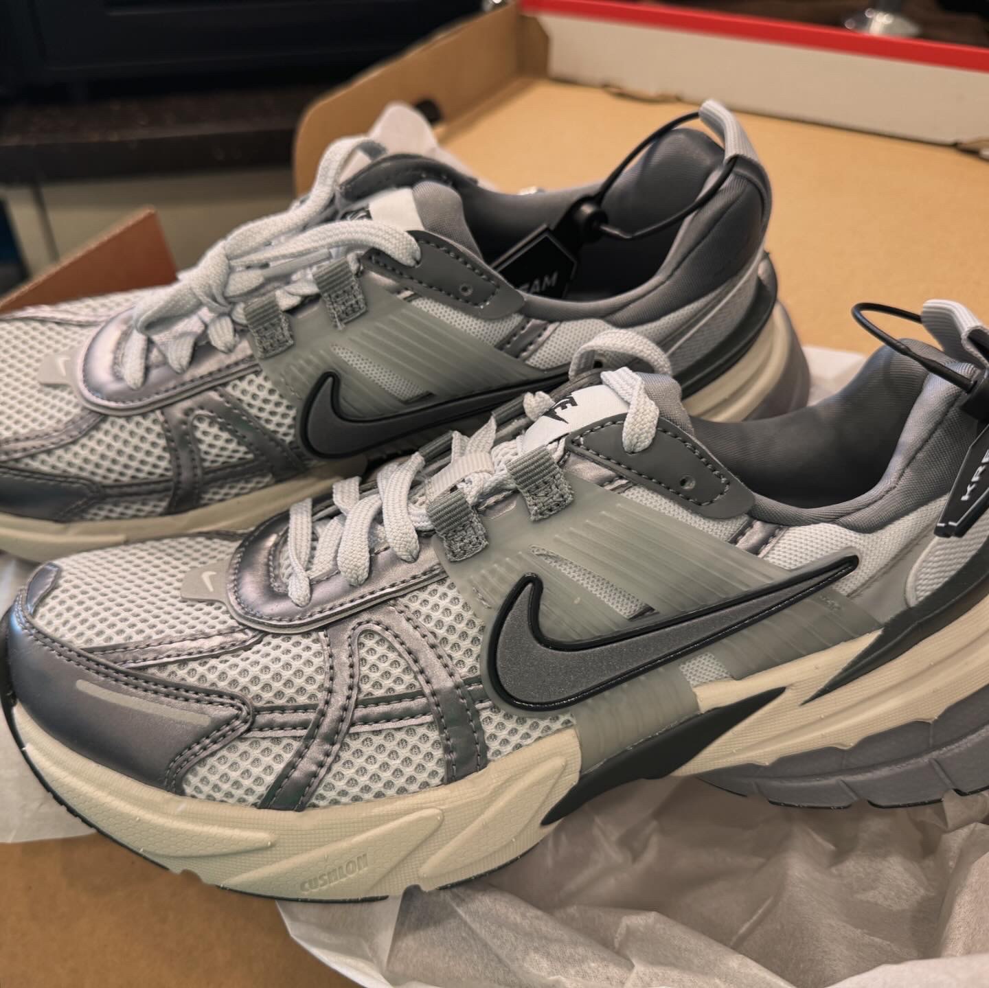 Nike V2K Run Pure Platinum Wolf Grey 착용 스타일 - 2