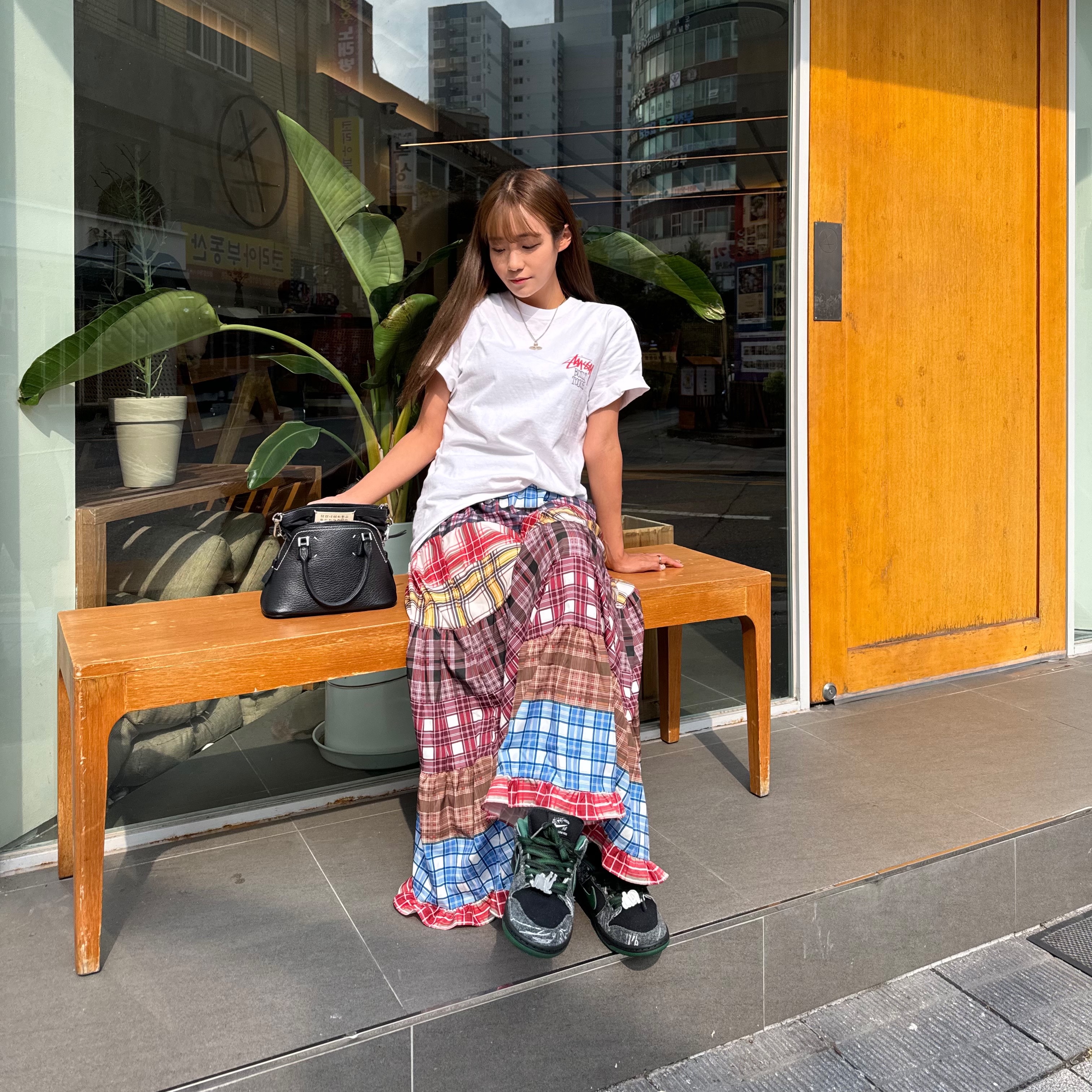 Stussy Built Tough T-Shirt White, Maison Margiela 5AC Classique Large Bag Black 착용 스타일 - 1