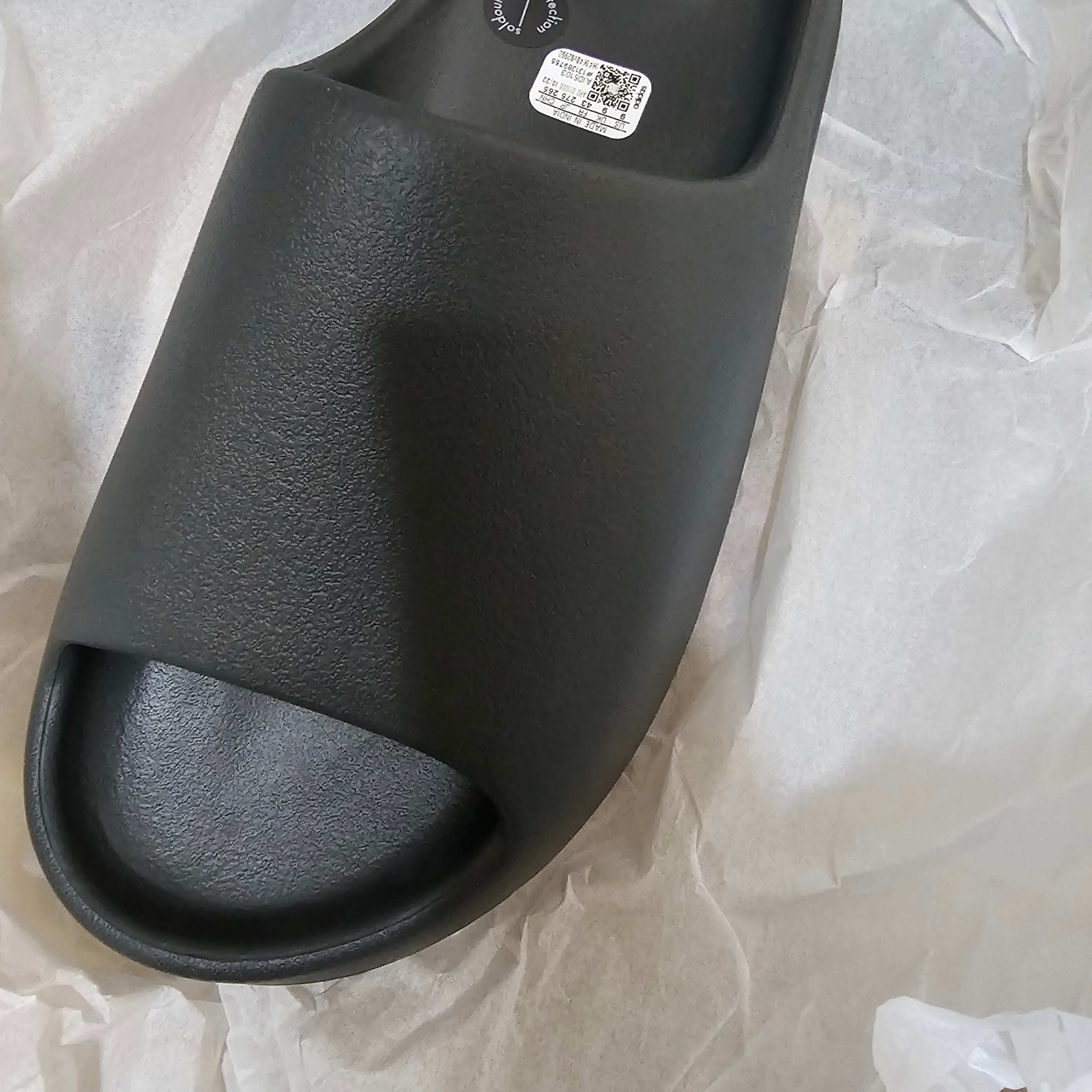 Adidas Yeezy Slide Granite 착용 스타일