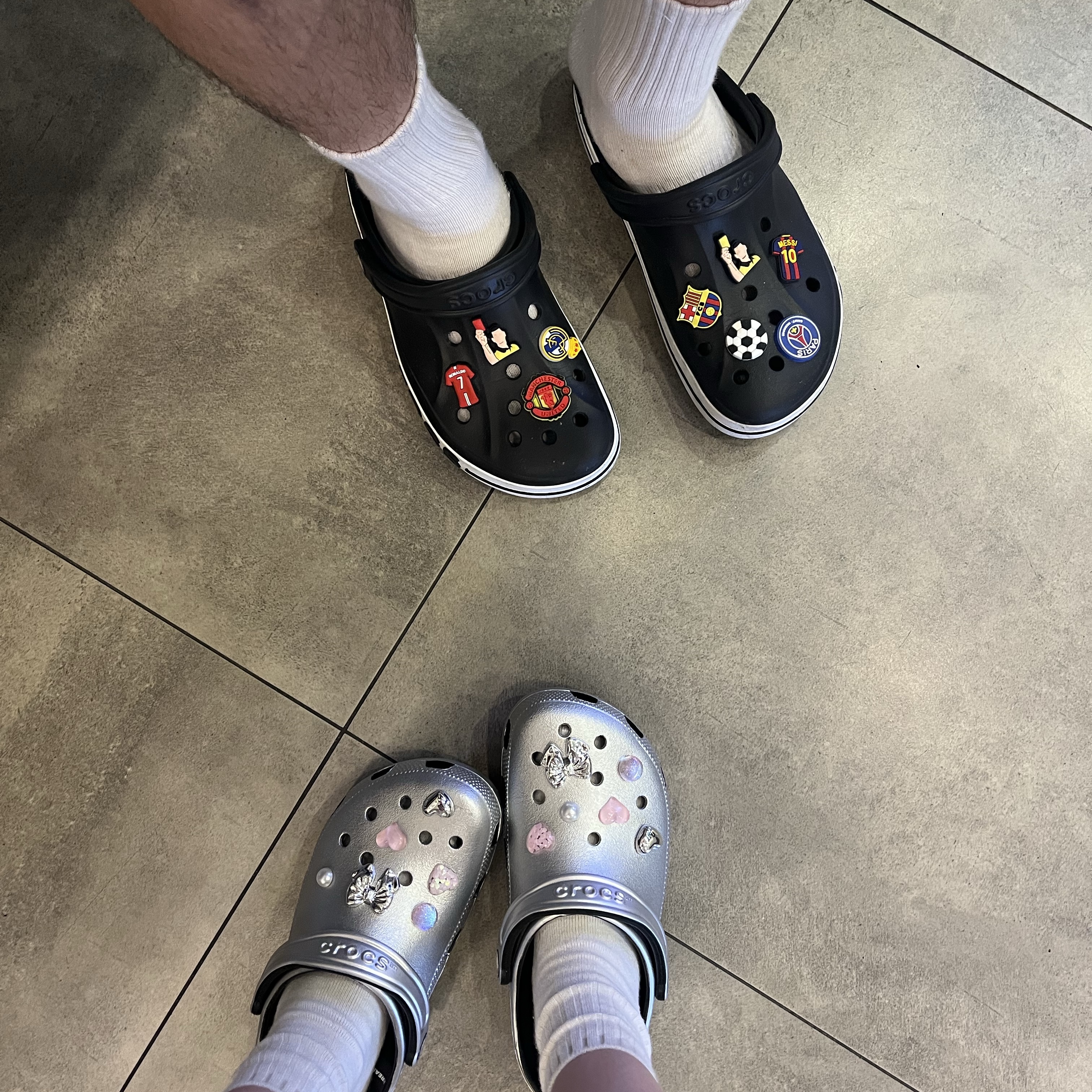 Crocs Classic Metallic Clog Silver, Crocs Bayaband Clog Black White 착용 스타일