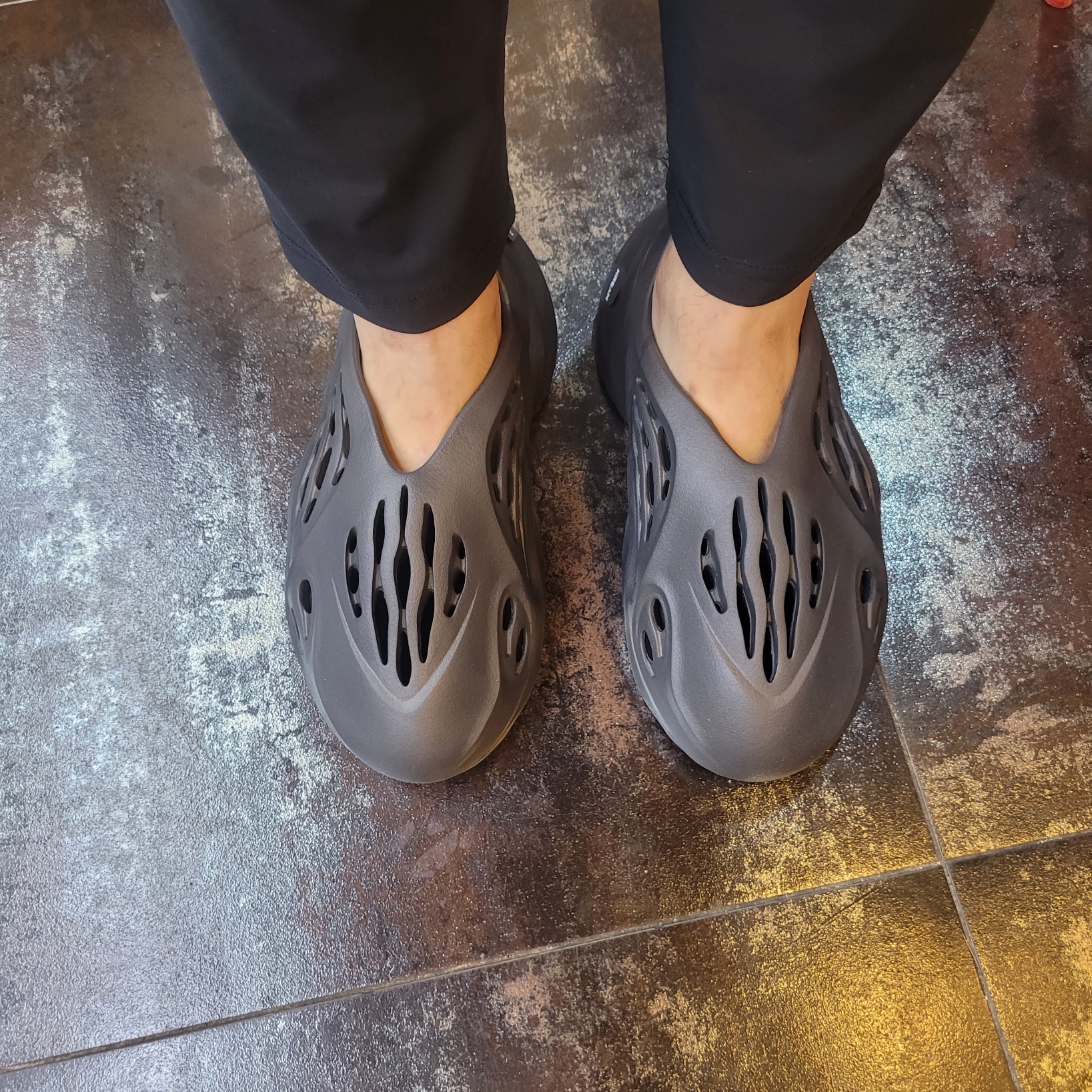 Adidas Yeezy Foam RNNR Onyx 착용 스타일