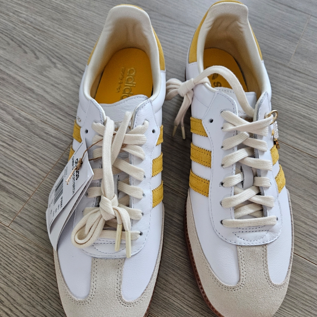 Adidas x Sporty & Rich Samba OG Cloud White Bold Gold 착용 스타일