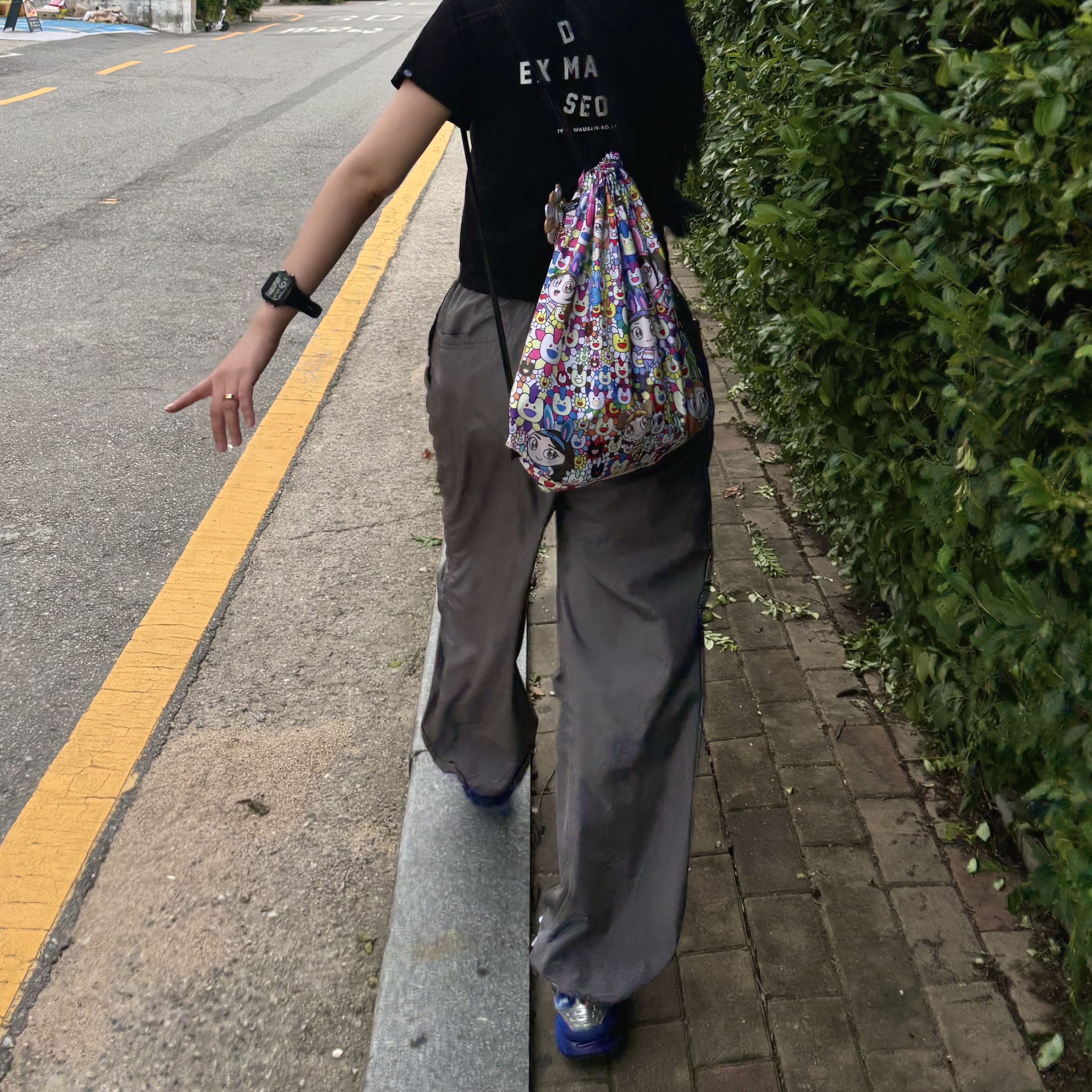 NewJeans Supernatural NJ x Murakami Drawstring Bag Ver. 착용 스타일