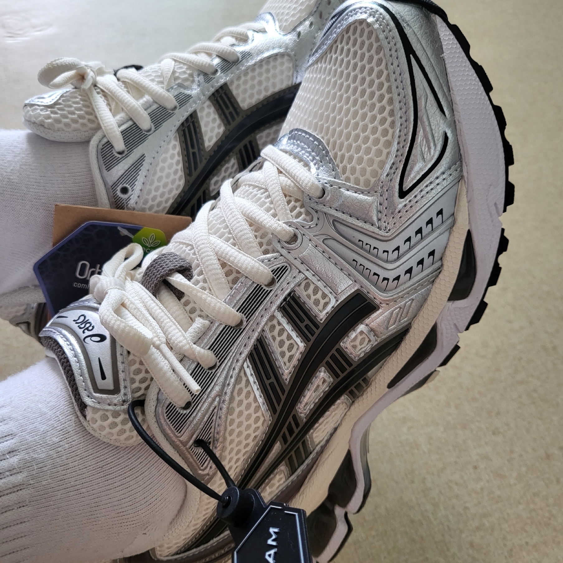 Asics Gel-Kayano 14 Cream Black 착용 스타일
