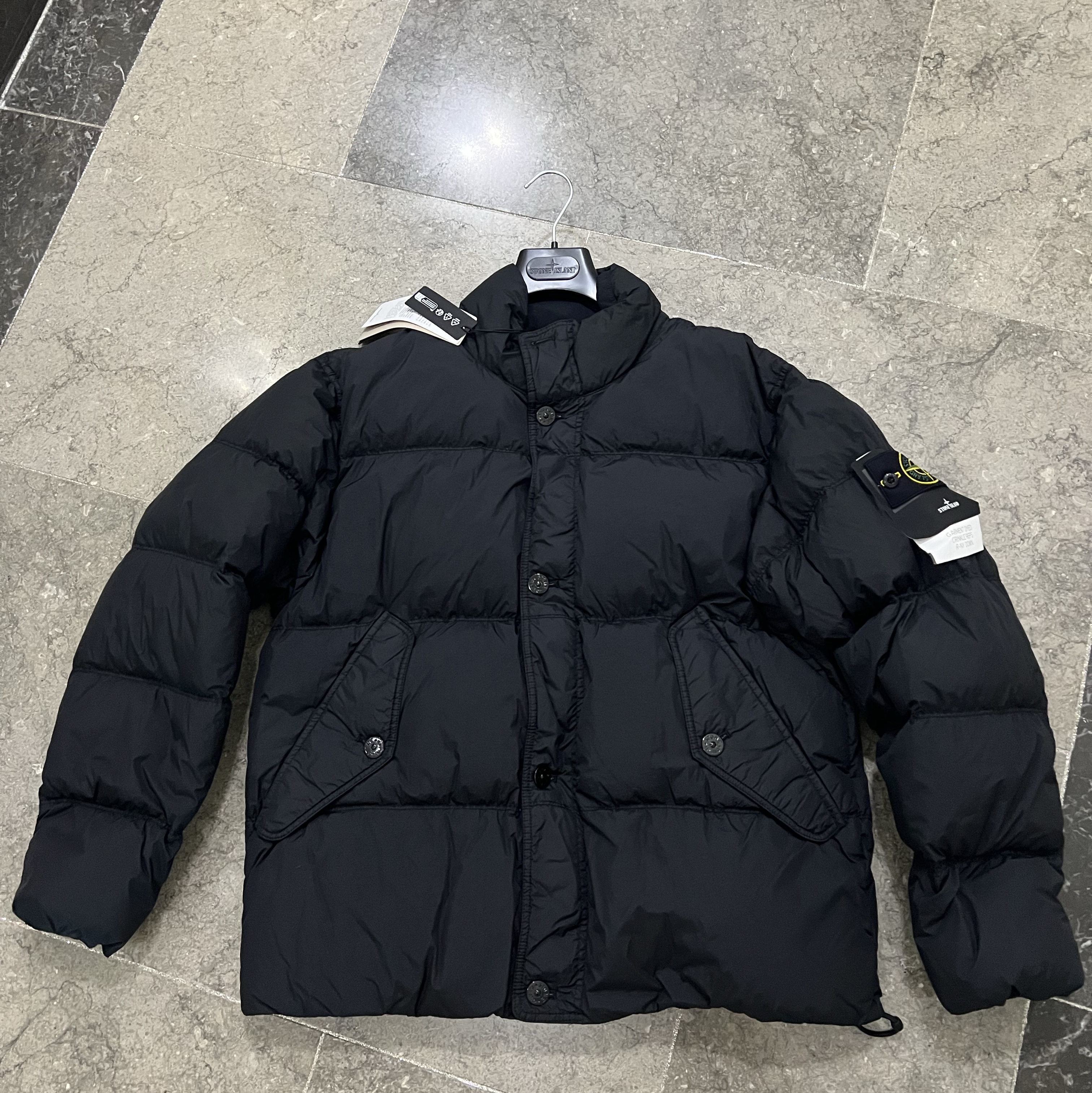 Stone Island 40123 Garment Dyed Crinkle Reps R-NY Down Jacket Black - 24FW 착용 스타일