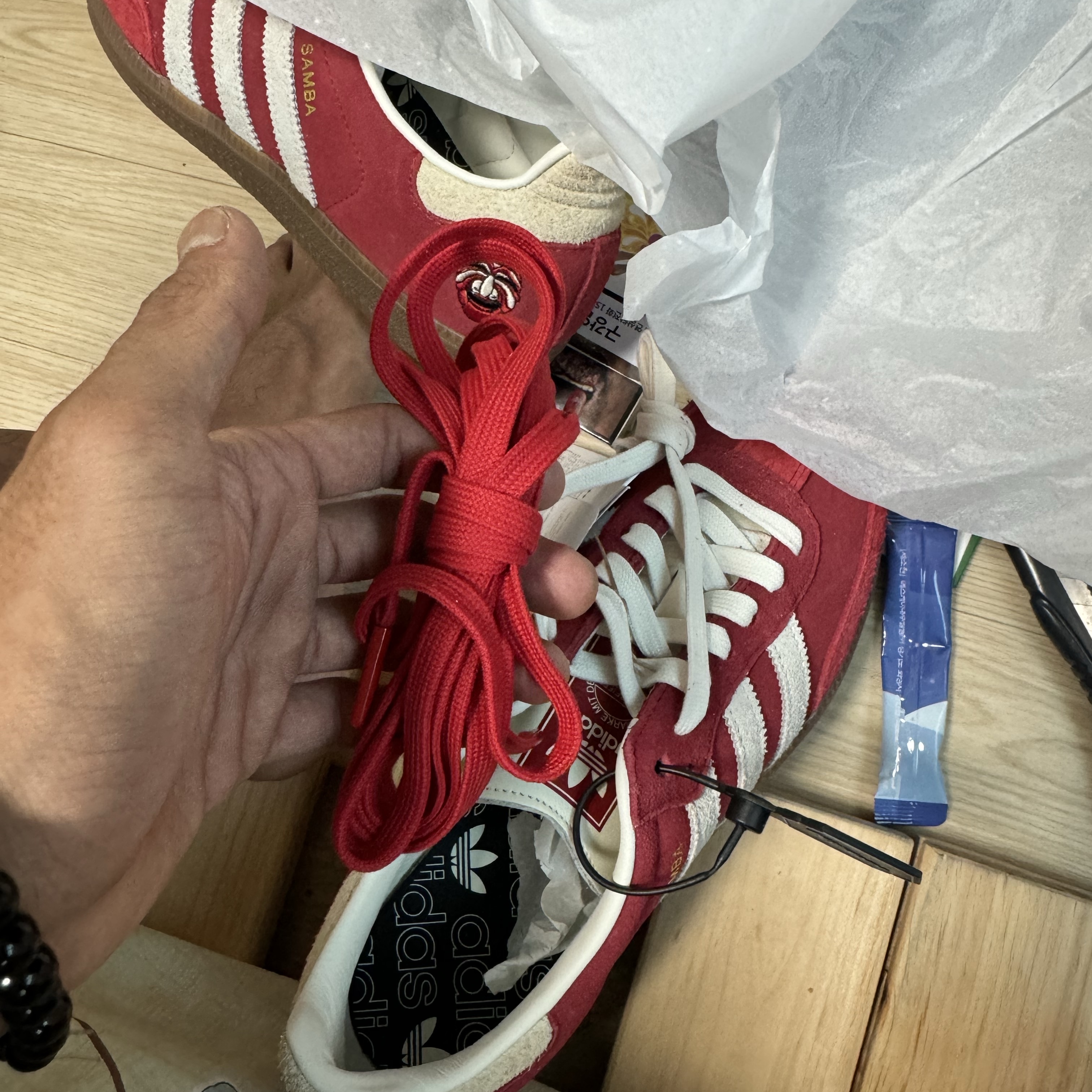 Adidas Samba OG Tal Better Scarlet Off White 착용 스타일 - 2