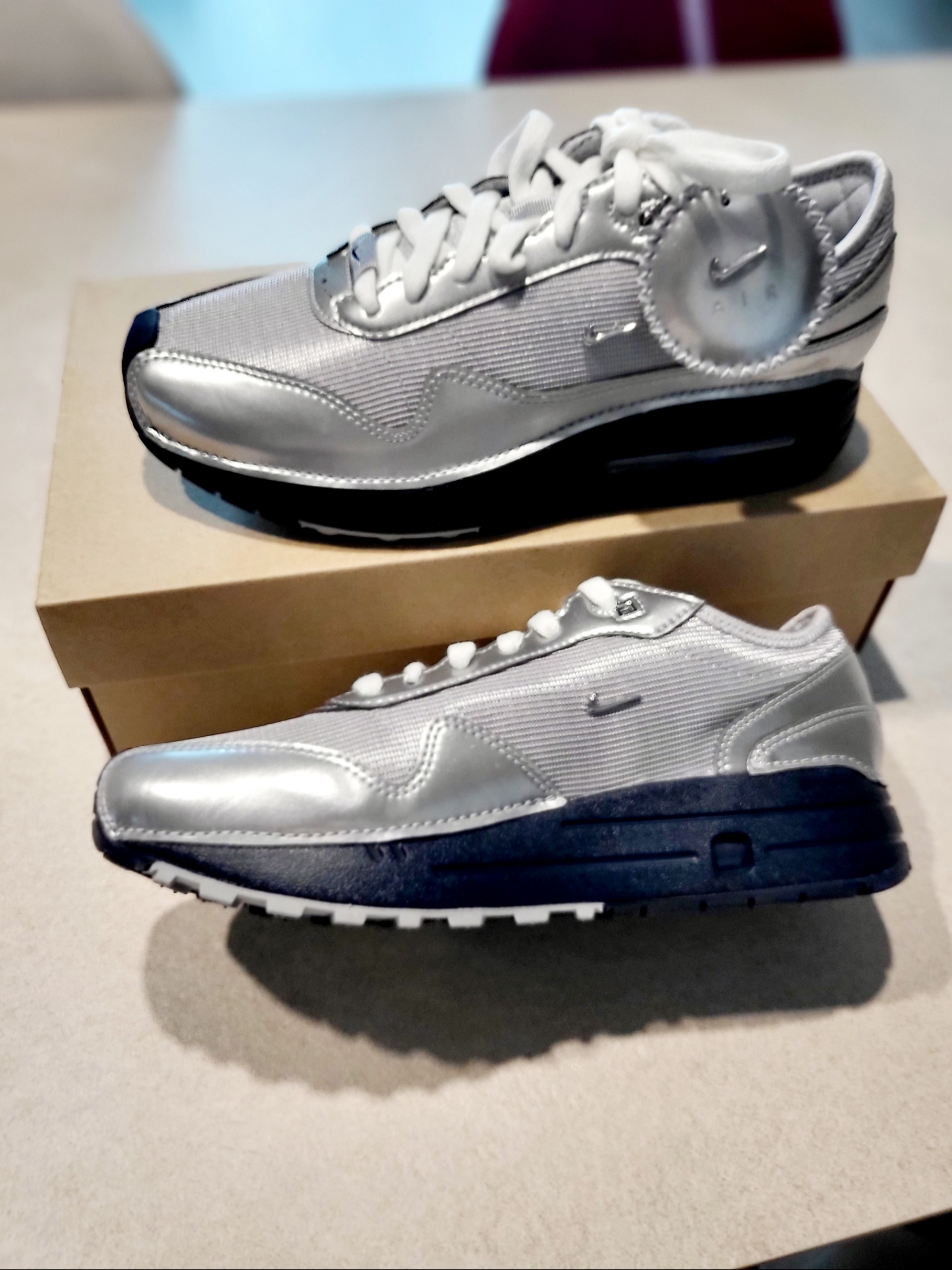 Nike x Jacquemus Air Max 1 '86 Metallic Silver Midnight Navy 착용 스타일