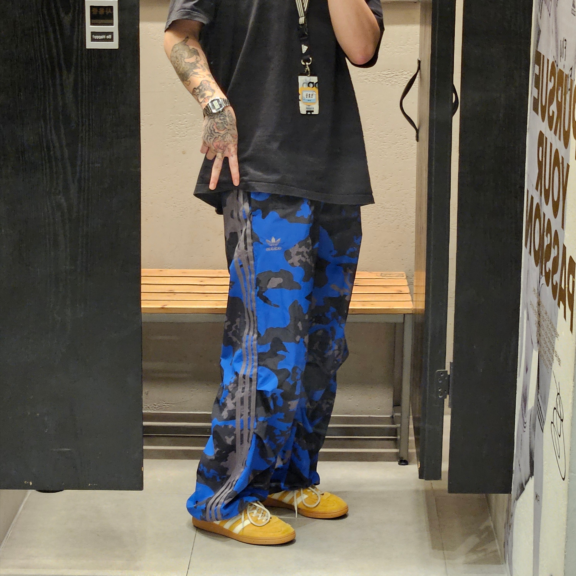 Adidas Camo Parachute Pants Black Trace Grey - KR Sizing 착용 스타일