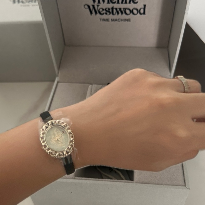 Vivienne Westwood Rococo VV005CMBK 착용 스타일