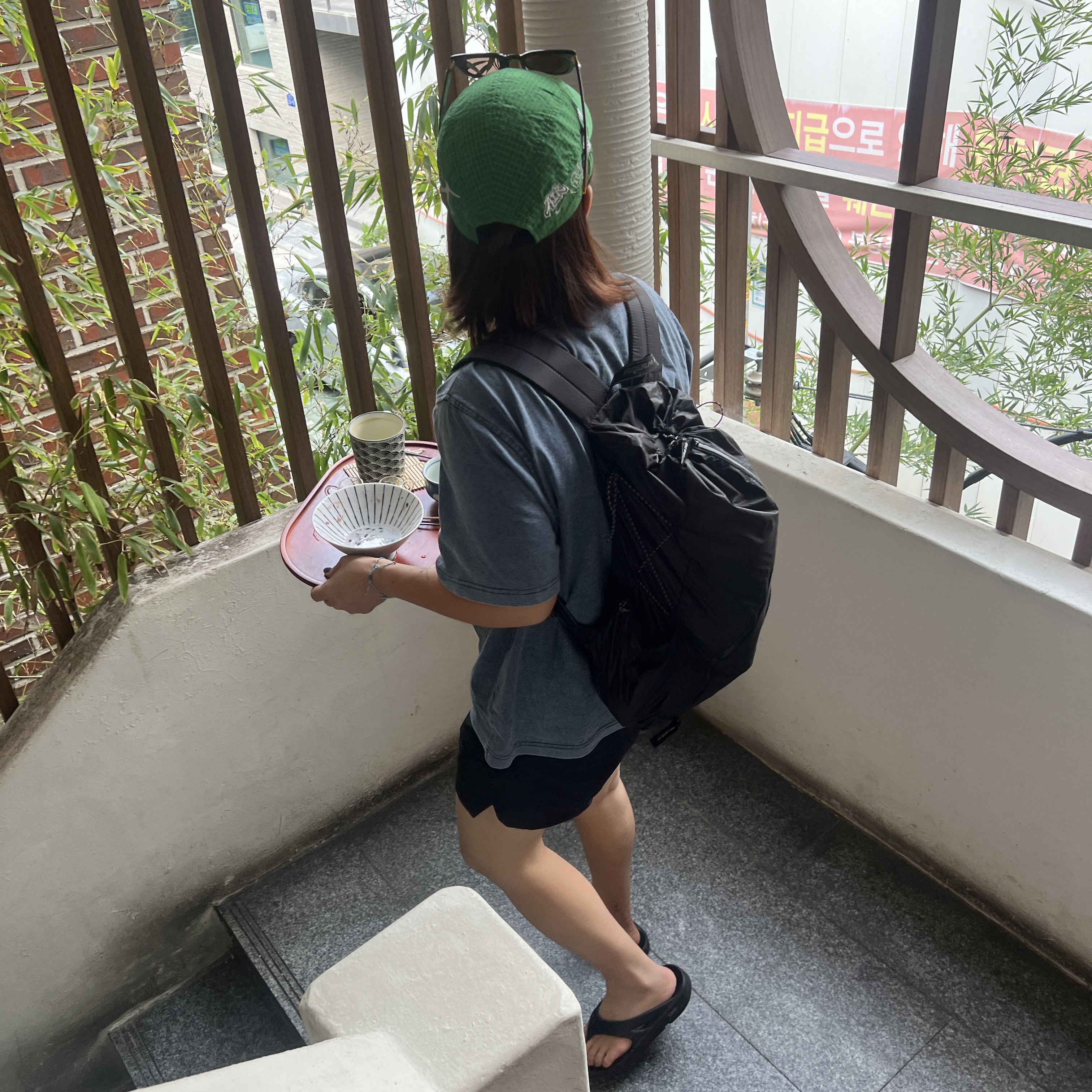 And Wander Sil Daypack Charcoal 착용 스타일 - 2