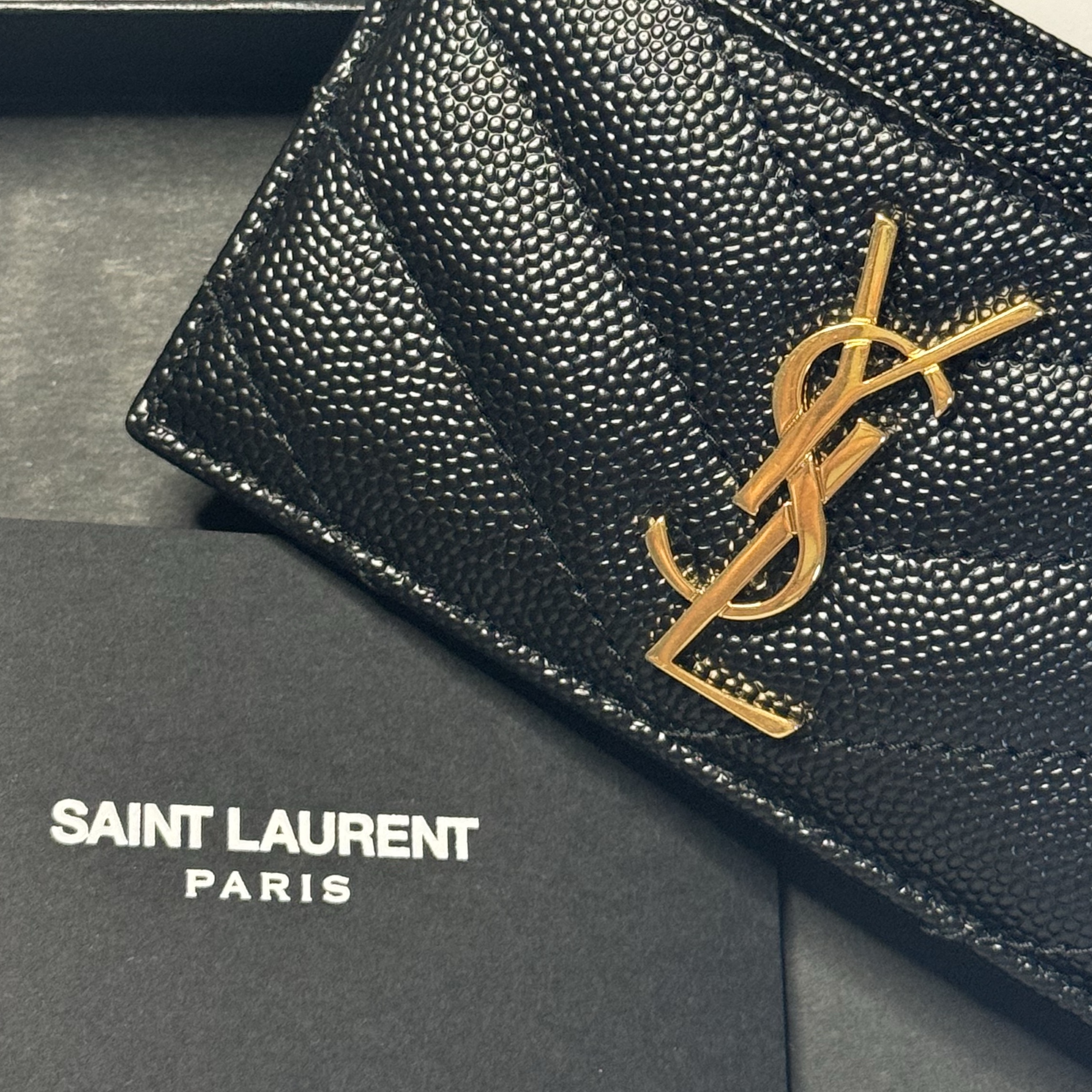 Saint Laurent Cassandre Matelasse Card Case in Grain De Poudre Embossed Leather Black 착용 스타일