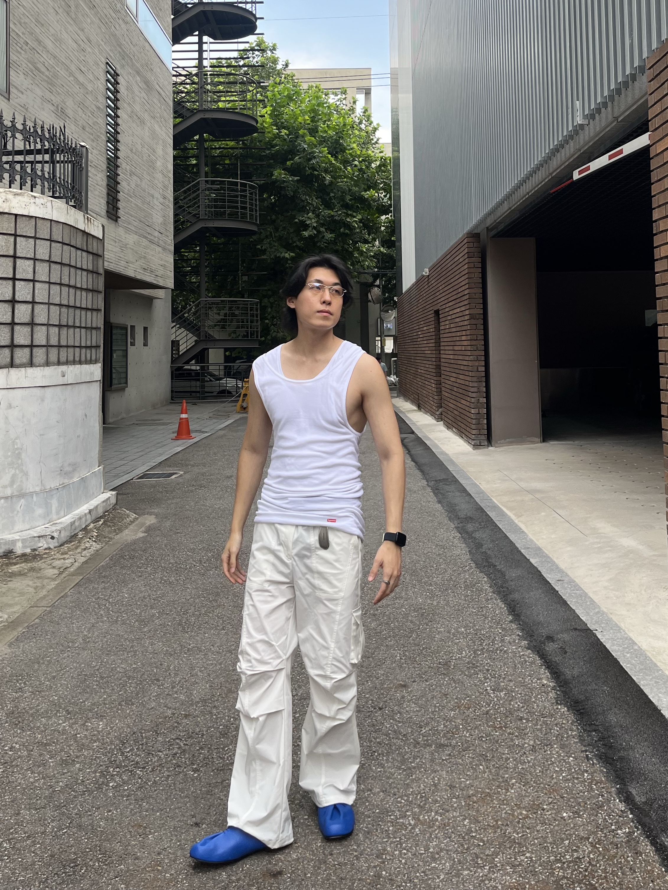 Supreme x MM6 Maison Margiela Hanes Tagless Tank Top White (1 Pack) - 24SS, Ader Error Standic Shoehorn Keyring Silver 착용 스타일 - 3