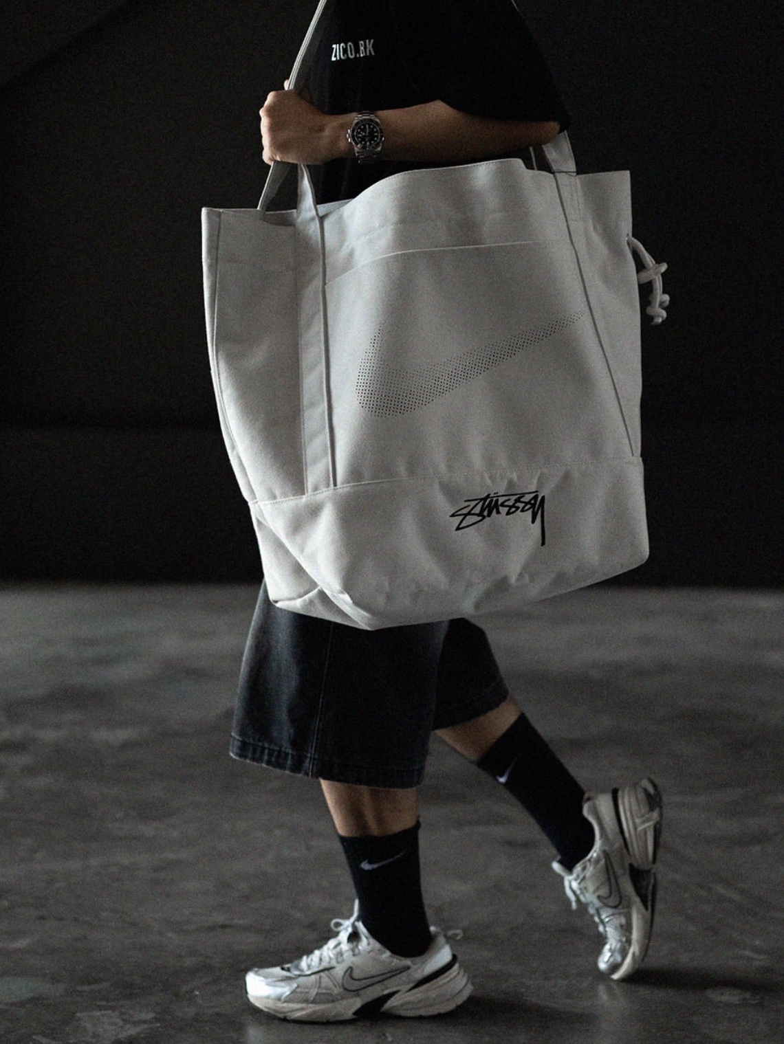 Nike x Stussy Tote Bag Light Bone, Nike x Stussy Tote Bag Black 착용 스타일 - 2