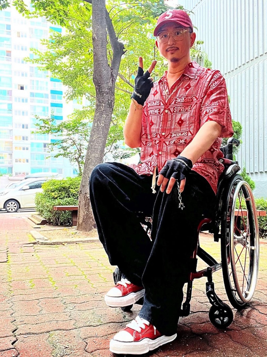 Supreme Tray Jacquard S/S Shirt Red - 24SS, Maison Mihara Yasuhiro Peterson OG Sole Canvas Low Sneakers Orange 착용 스타일 - 1