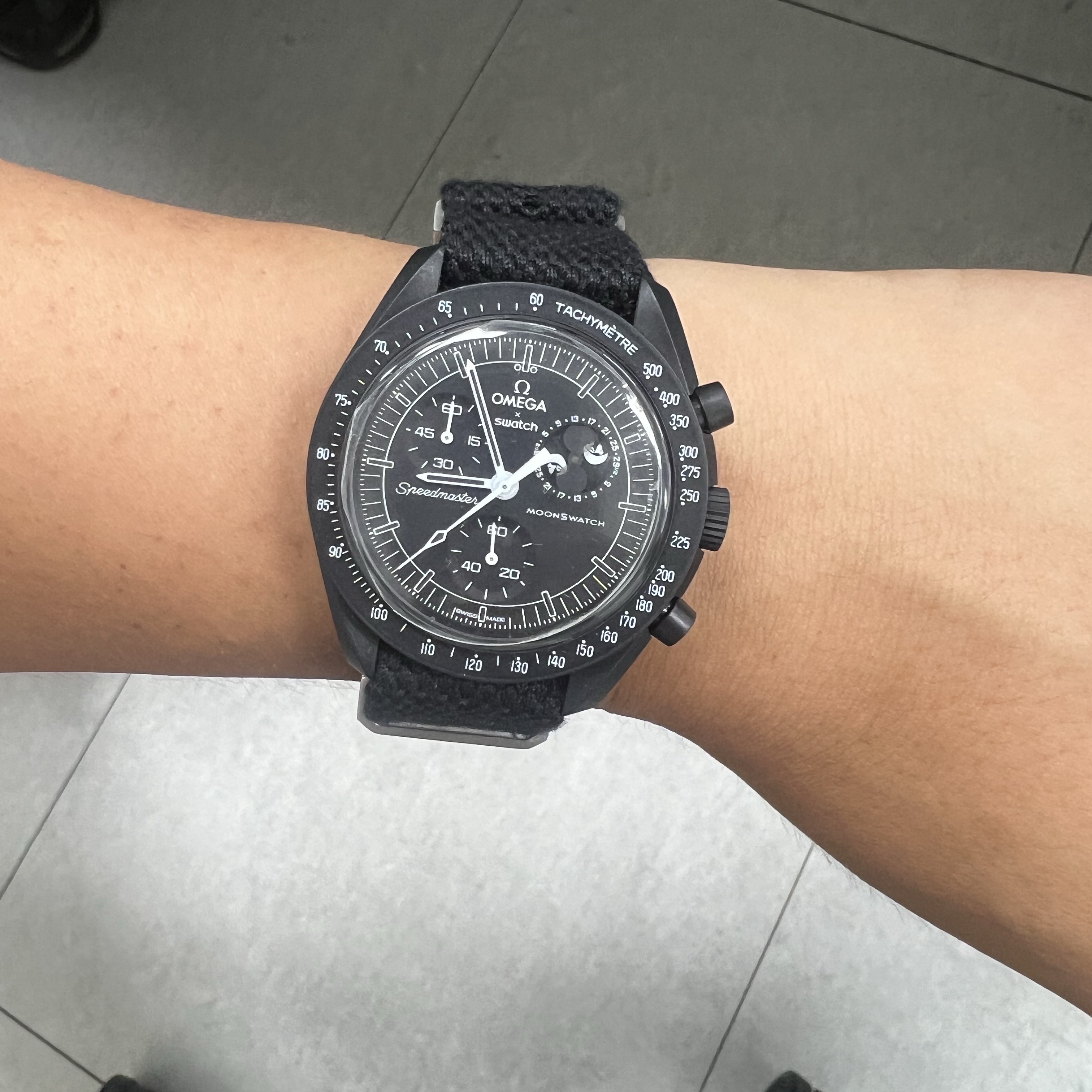 Swatch x Omega x Snoopy Bioceramic Moonswatch Mission To The Moonphase New Moon 착용 스타일 - 2
