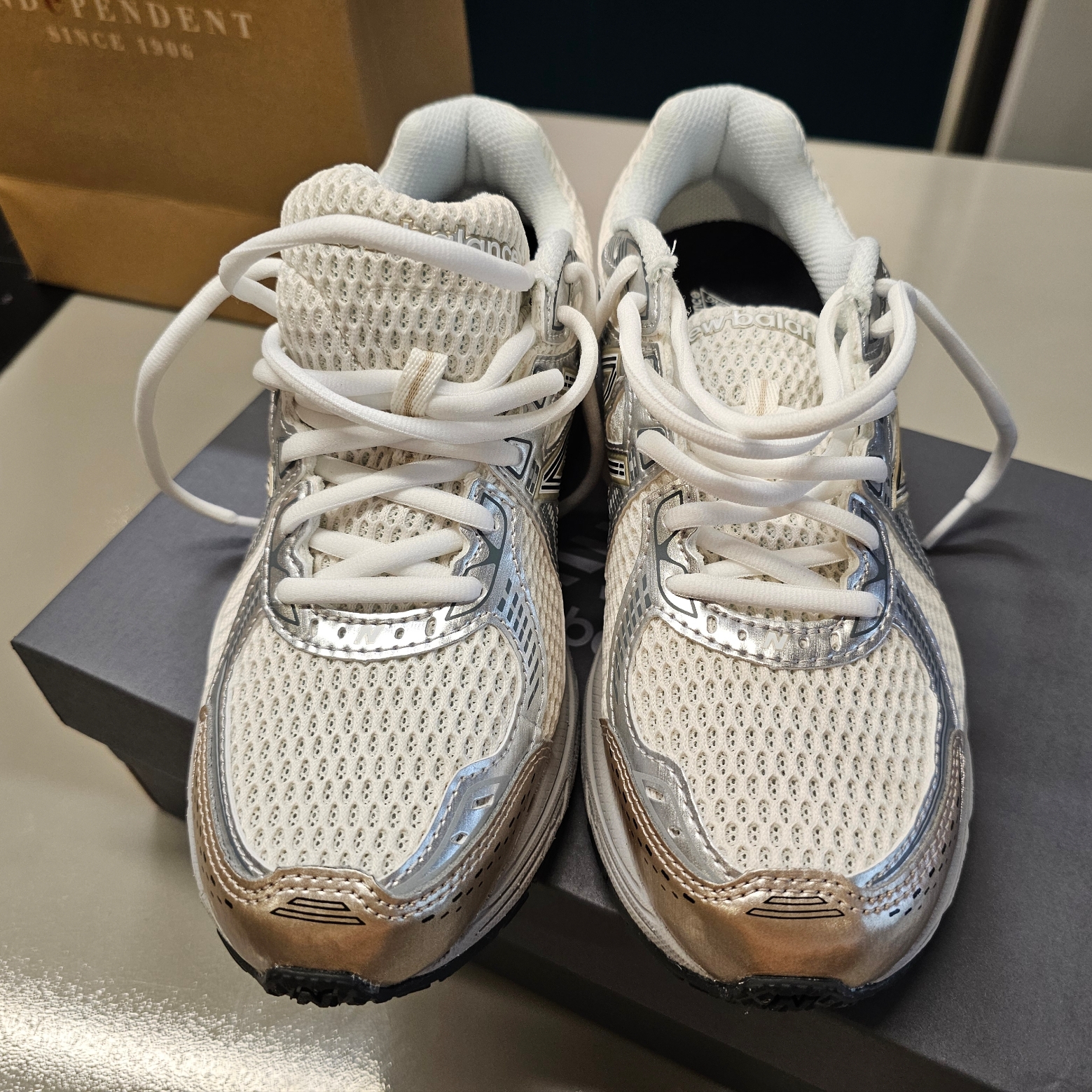 New Balance 860v2 Sea Salt Gold Metallic 착용 스타일 - 2