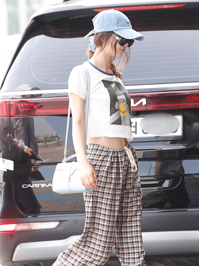 Palace Mesh Team Jersey Grey - 24SS, Chanel Classic Card Holder Grained Calfskin & Silver Black 착용 스타일 - 6