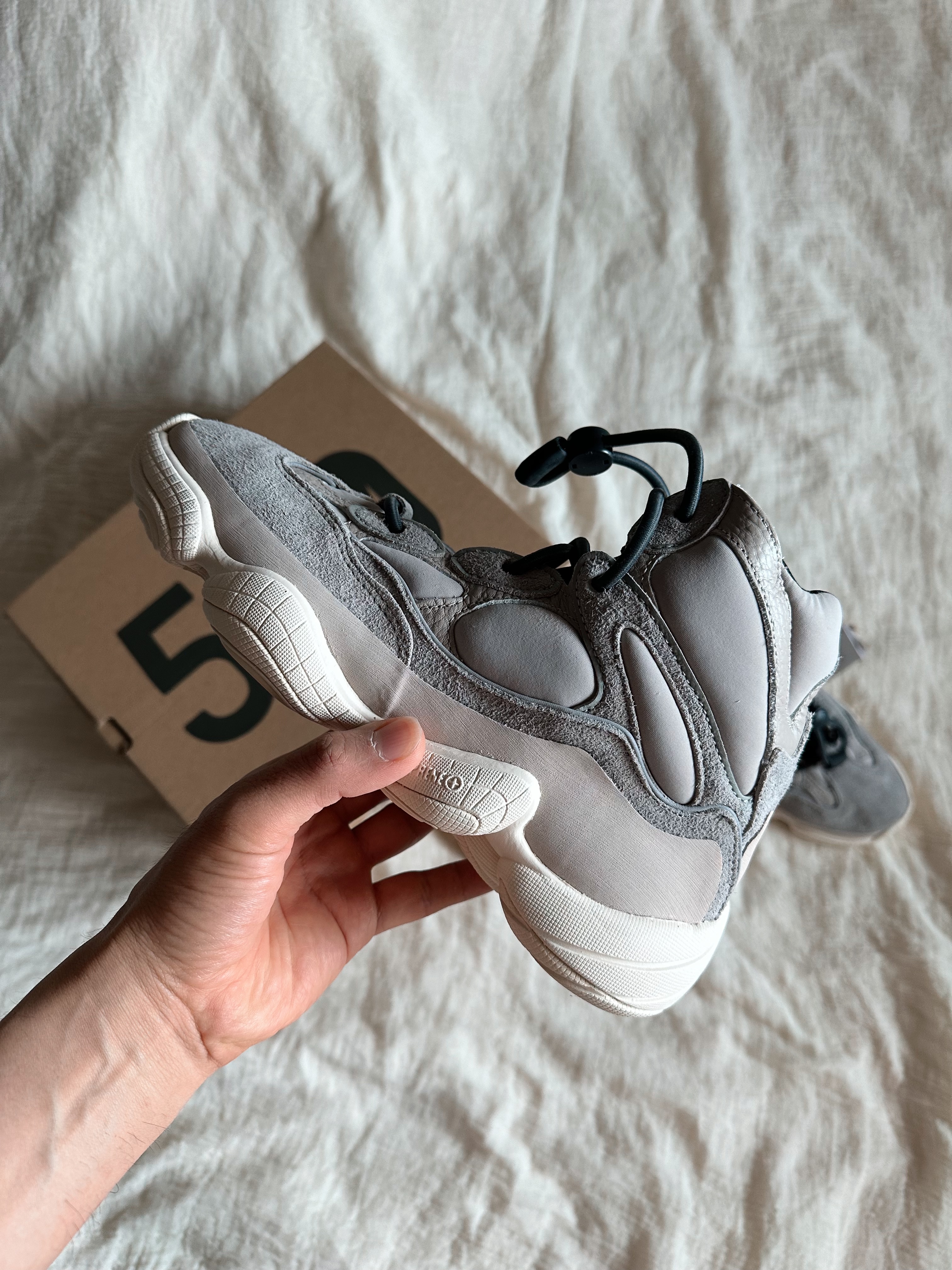 Adidas Yeezy 500 High Mist Stone 착용 스타일 - 3