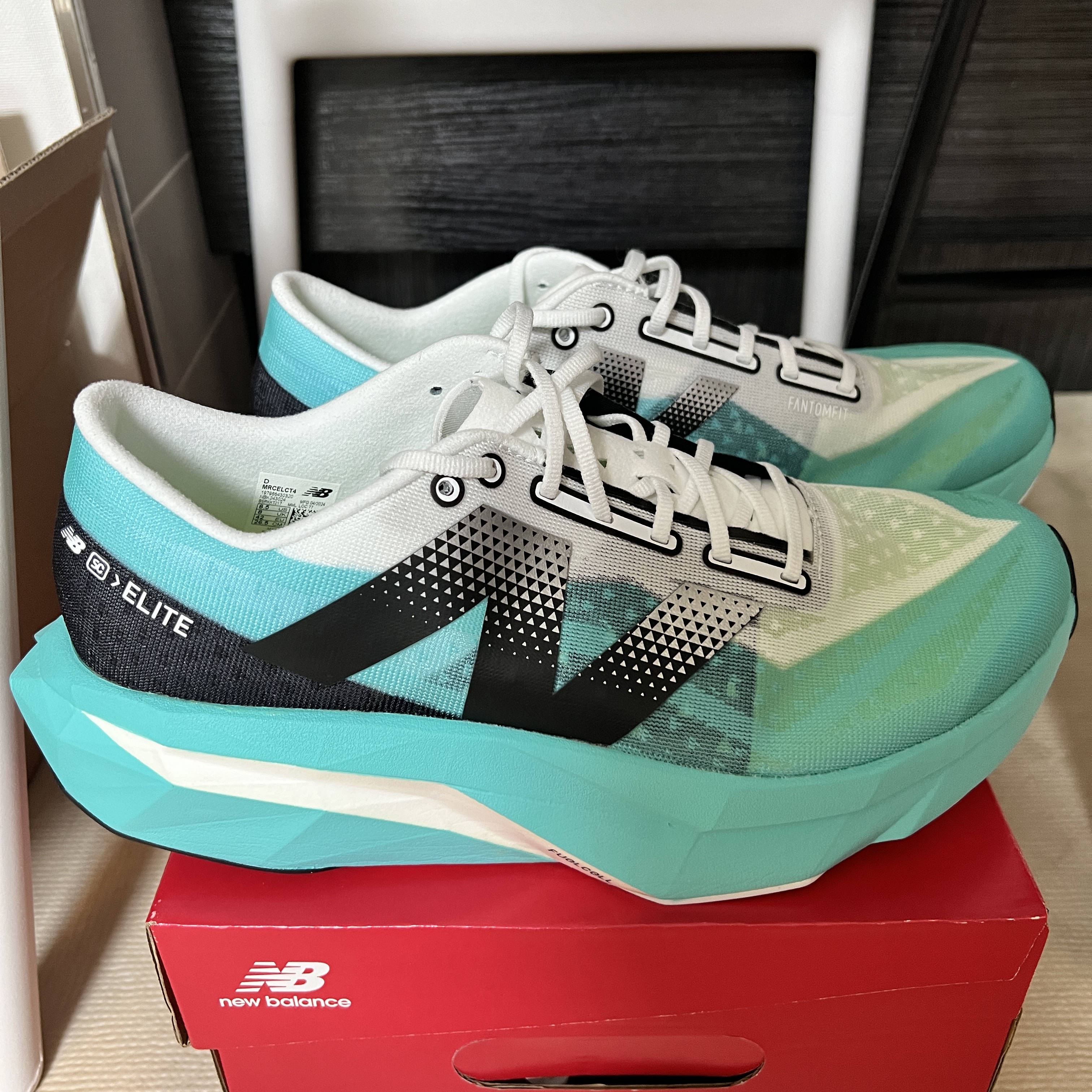 New Balance Fuelcell Supercomp Elite v4 Cyber Jade White - D Standard 착용 스타일 - 2