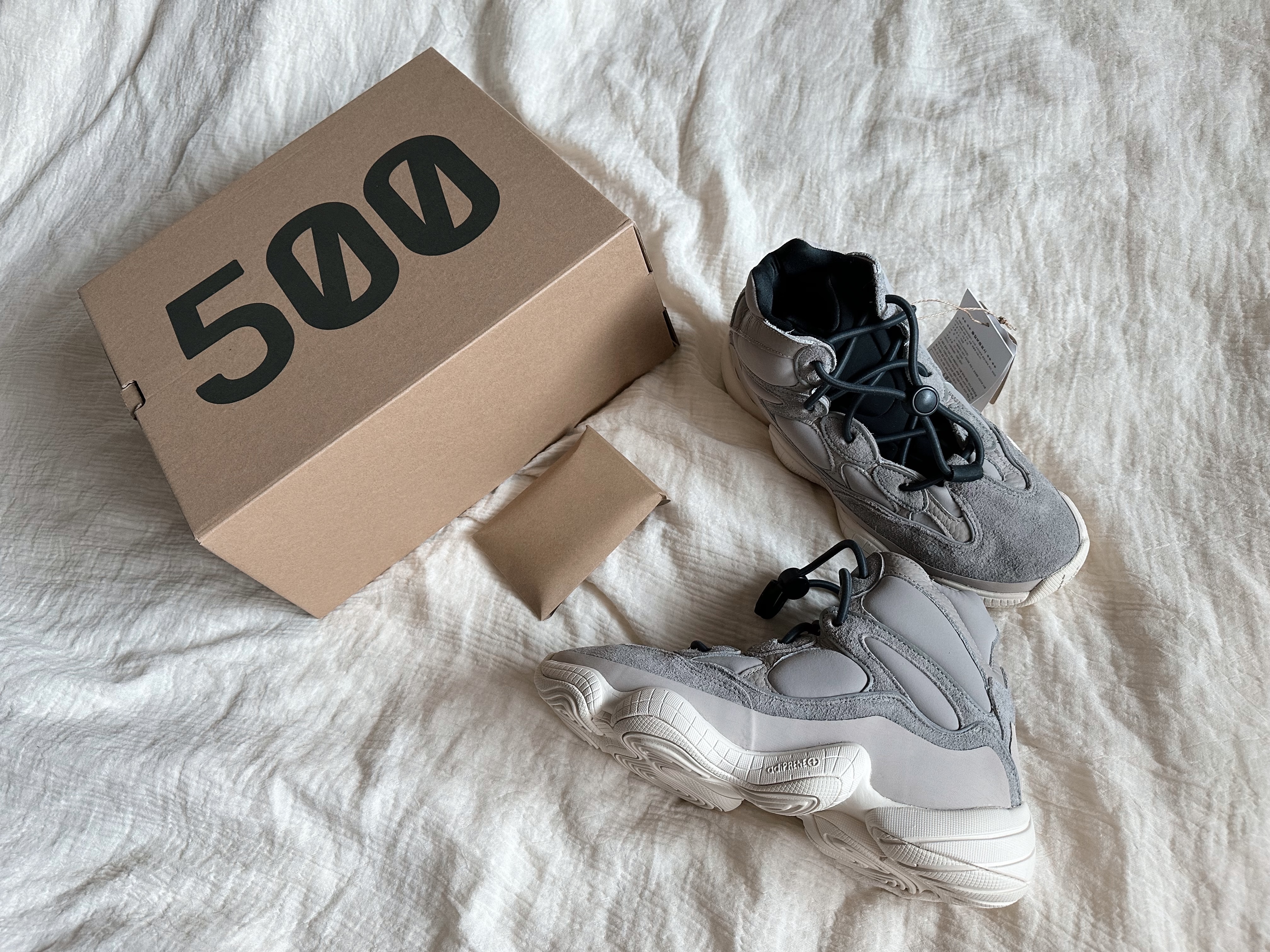 Adidas Yeezy 500 High Mist Stone 착용 스타일 - 1